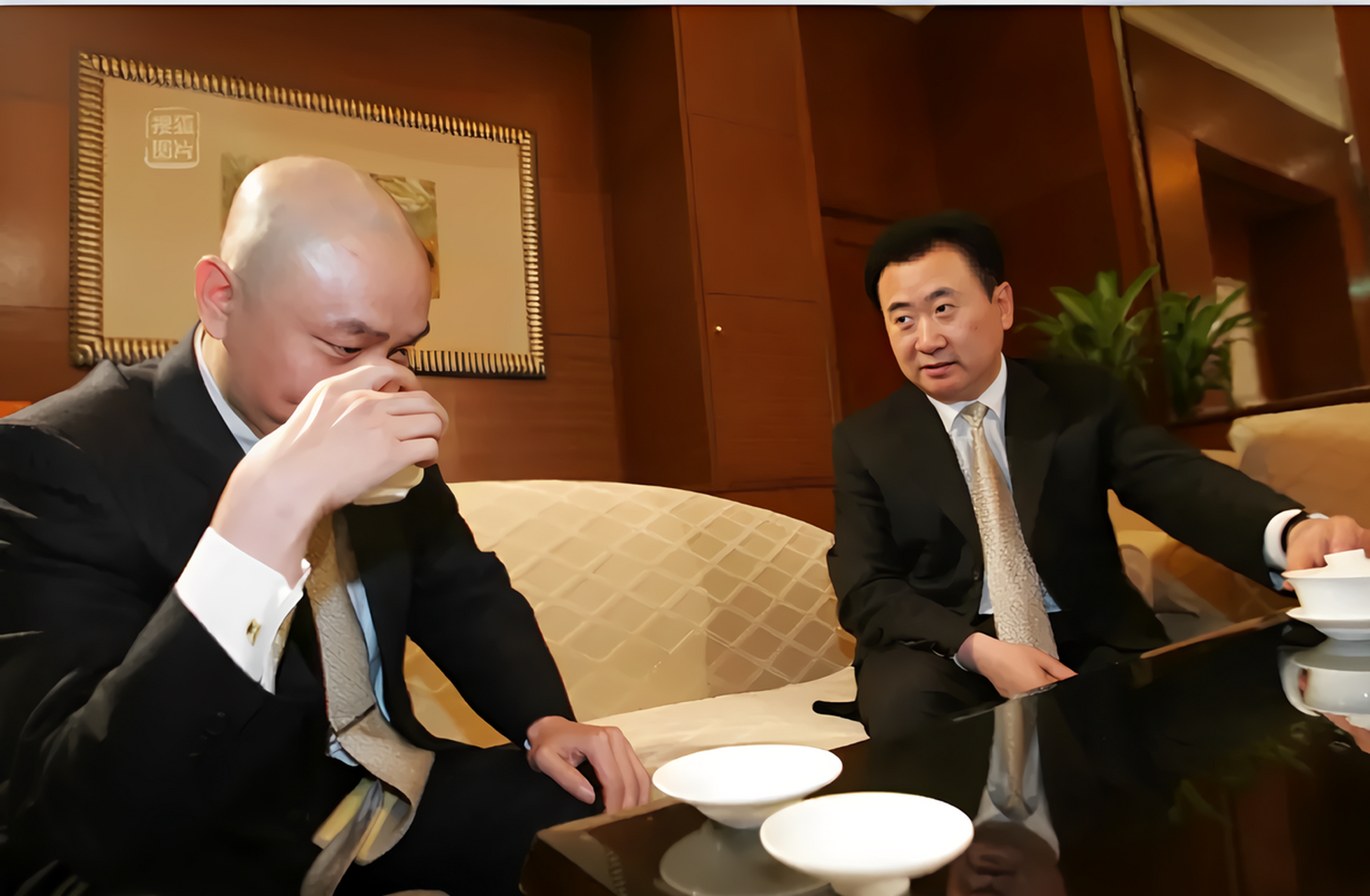 国美创始人黄光裕会见万达王健林,两人坐在一起聊天喝茶!