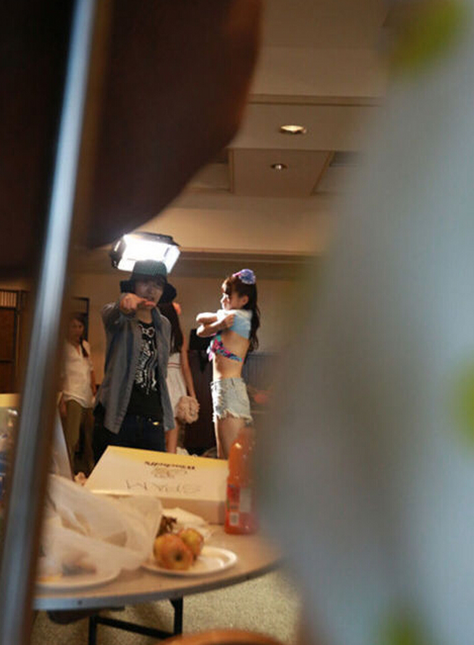 女团成员nancy在更衣的时候被偷拍,视频被放在网上拍卖, 那时候nancy