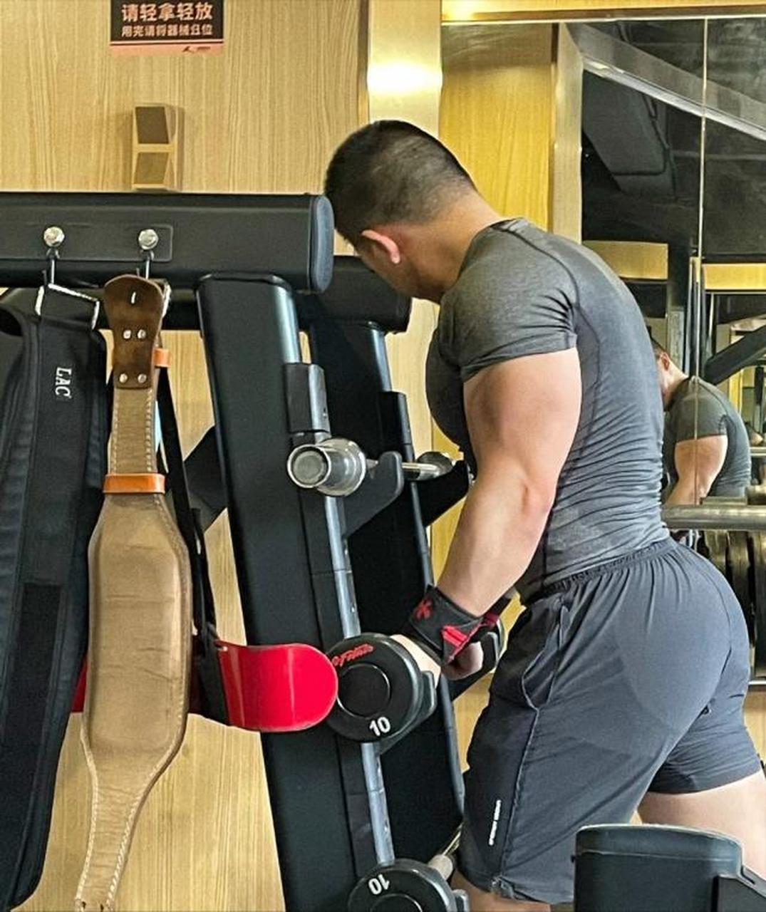 今天上午接诊了一个身高1米8,体重190斤的帅小伙,那肌肉块是真好啊,倒