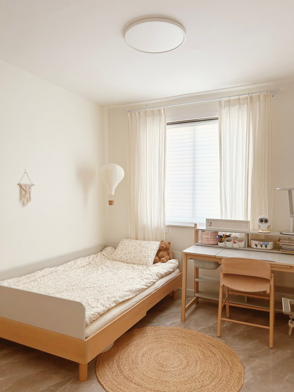 我的小卧室不到8平米 却依然能放下一张床,一个书桌还有收纳柜 不后悔