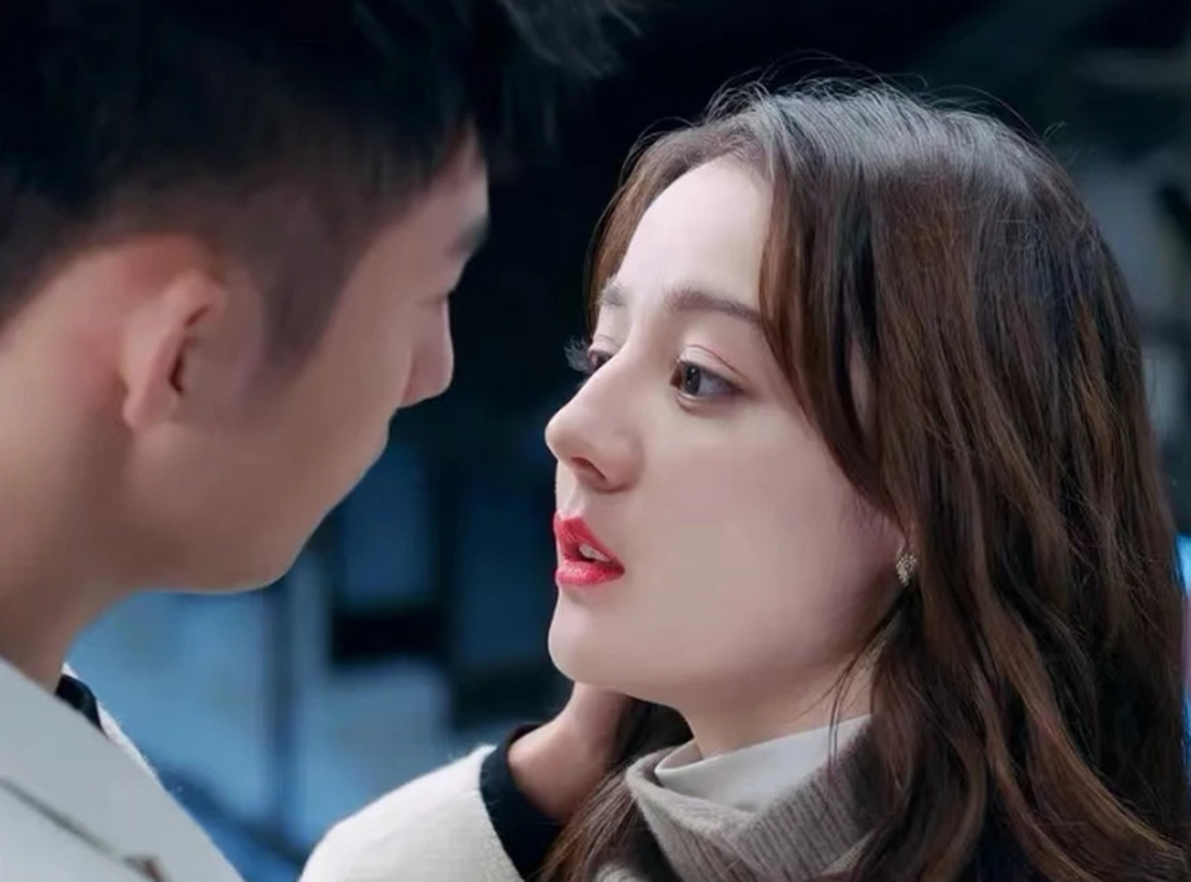 迪丽热巴恋情曝光?与黄景瑜拍照的背景墙一样,瞬间引发网友热议