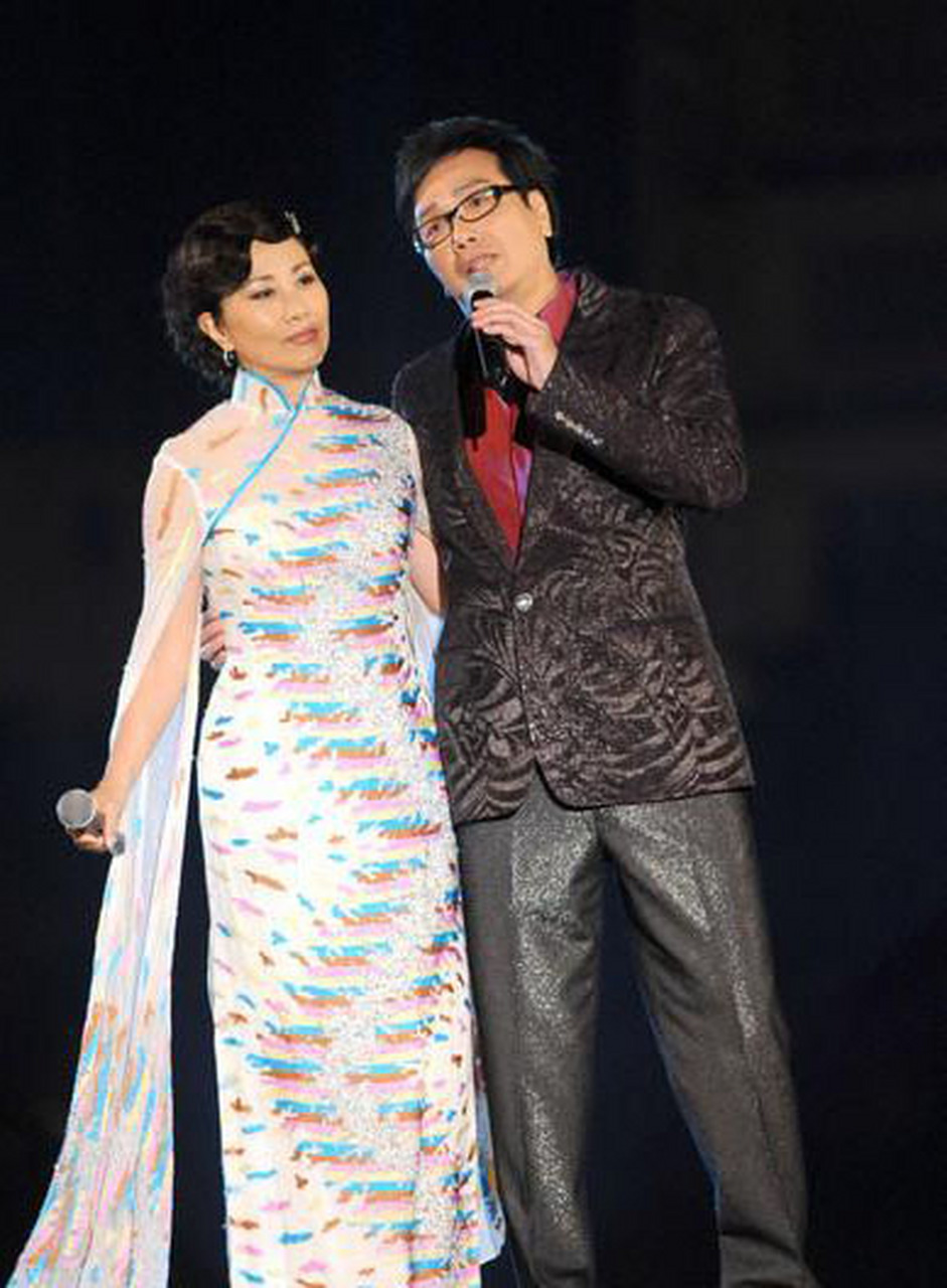 伍卫国出席朋友的演唱会,这已经是十几年前的相片了.