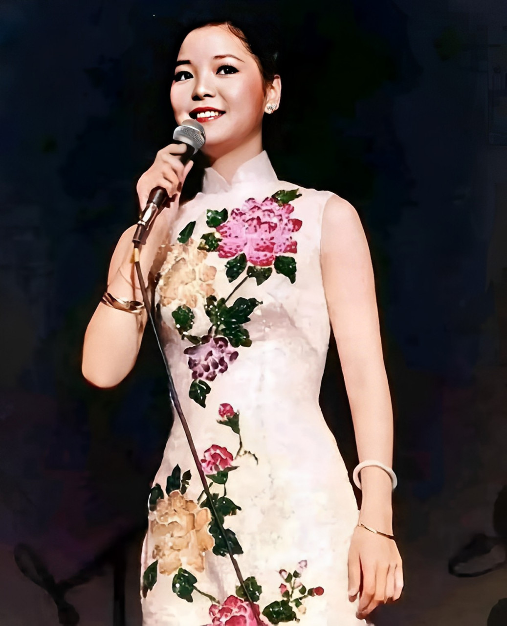 这是身穿绣花旗袍在舞台表演的邓丽君.