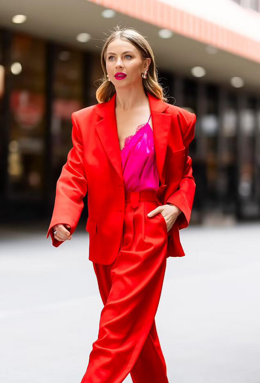 朱丽安·霍夫身着鲜红色西装,身着紫红上衣来到纽约,她实现了搬到