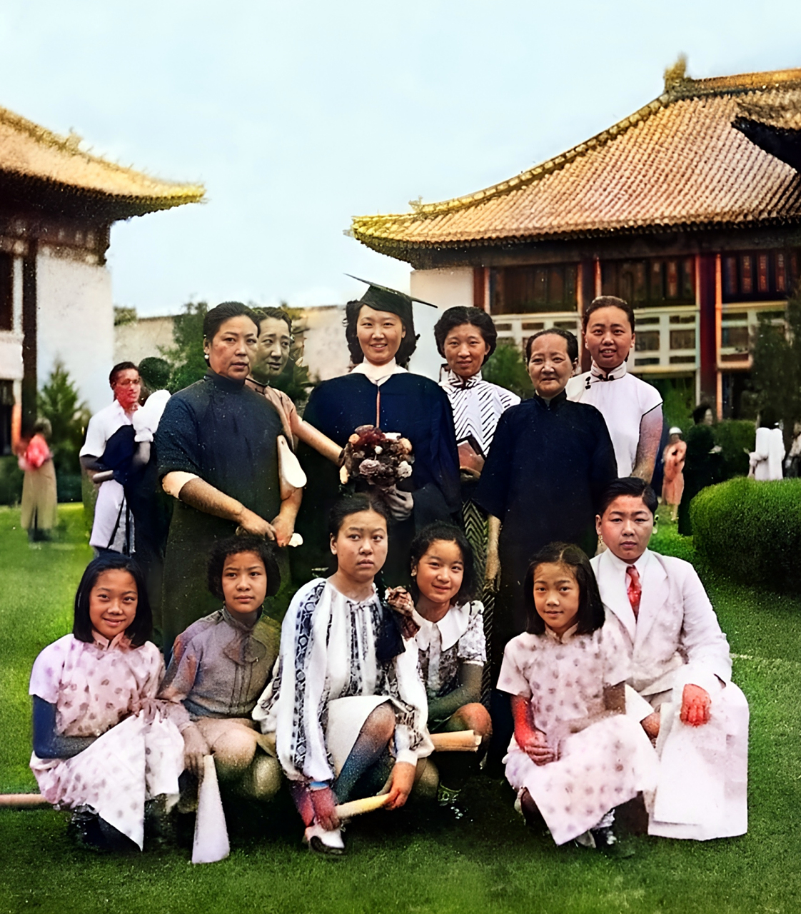 张之洞最小的女儿张仁会参加女儿刘诒诚的毕业典礼.