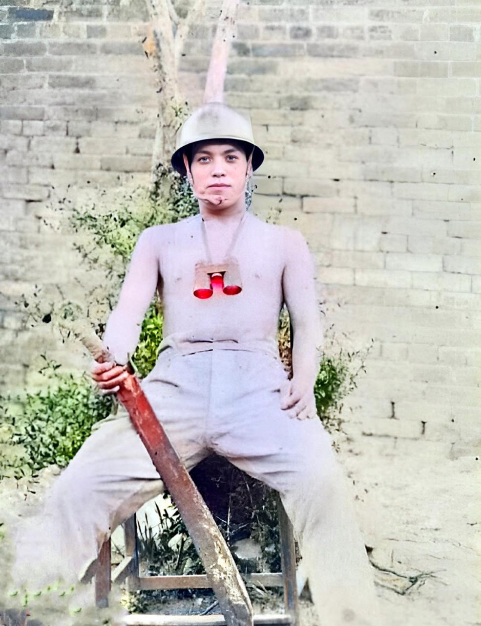 一位赤身上身的日本士兵,目中无人地凝视着前方!