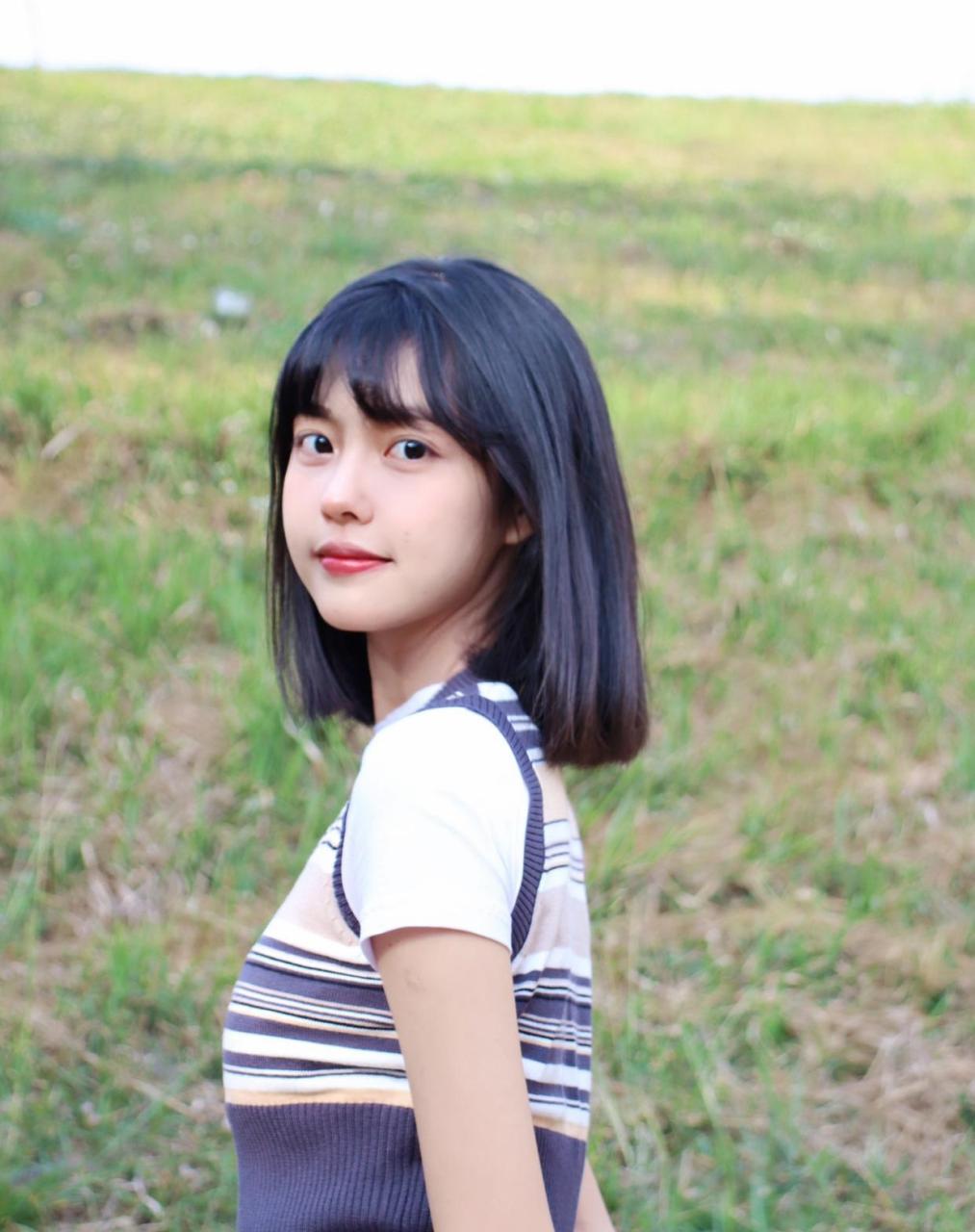 清纯干练的短发少女