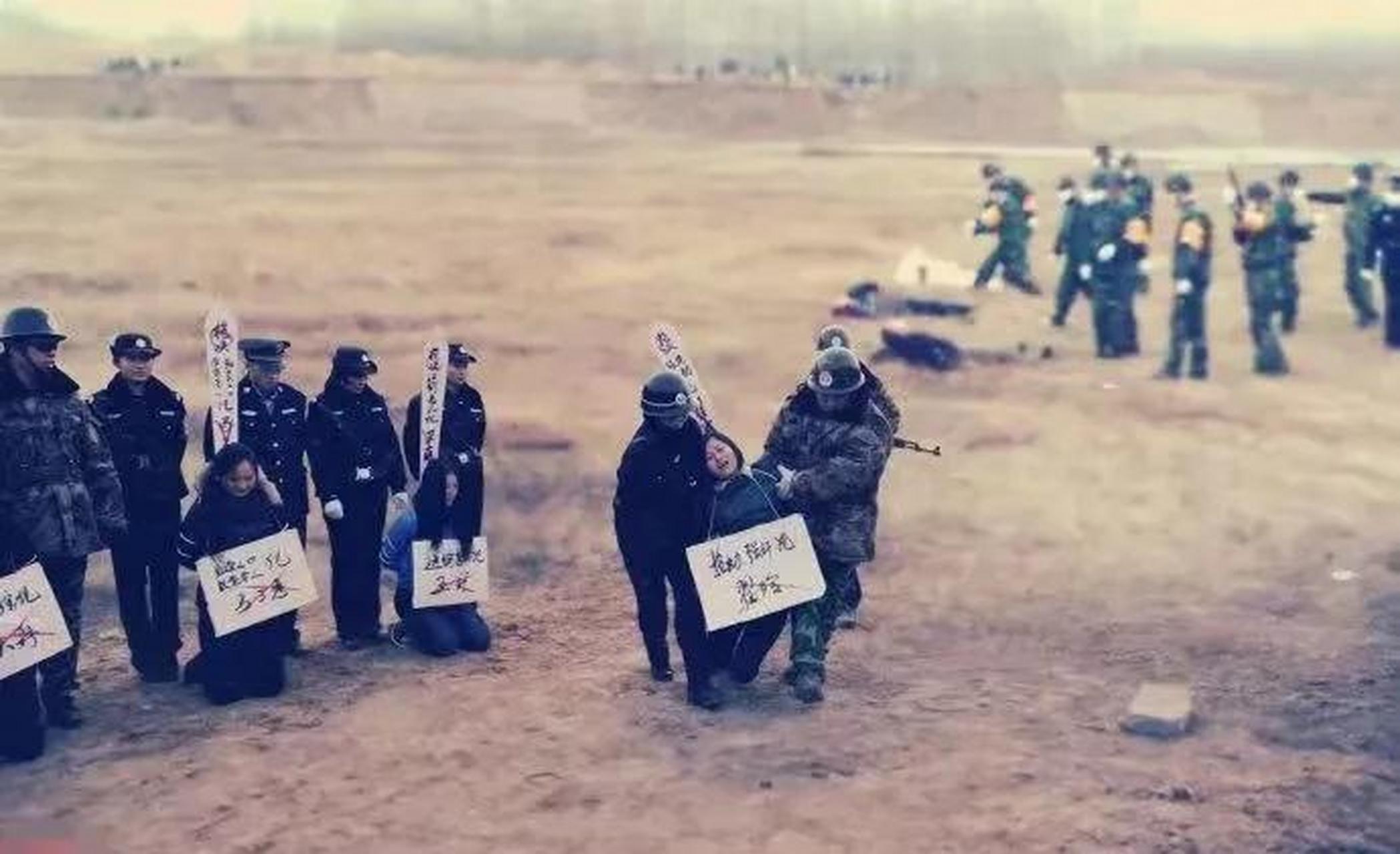 2001年,一场庄严的宣判大会后,几名死刑犯被押赴法场.