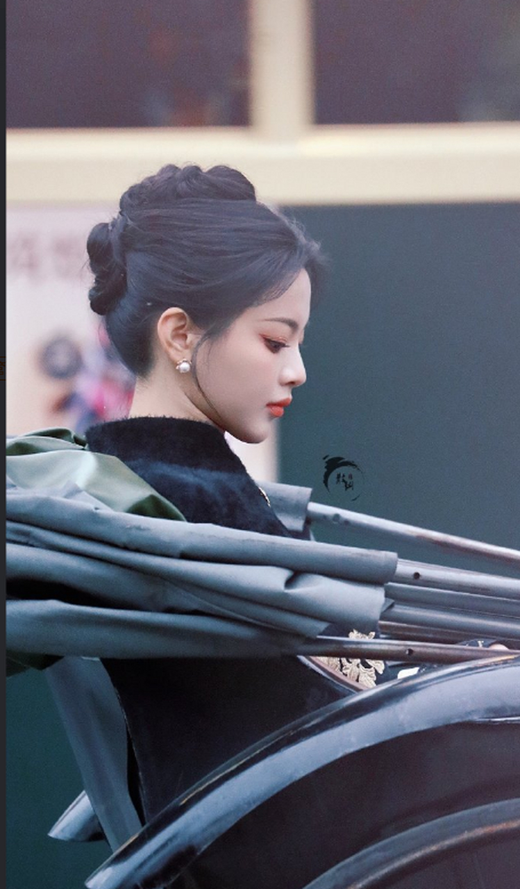 杨超越综艺录制路透,民国千金,造型太美了,好适合超越妹妹!