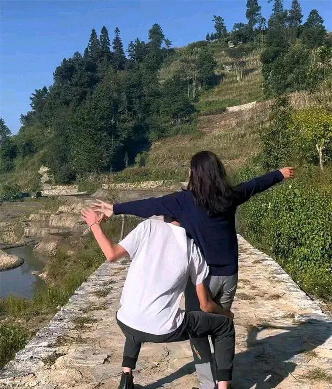 一对夫妻在秀恩爱,没想到两个人相差20岁 #搞笑趣味图