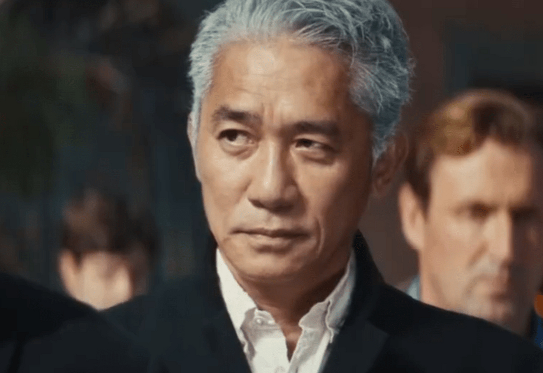 梁朝伟白发西装造型惊艳韩娱圈,出演newjeans新歌mv  最近,一段new