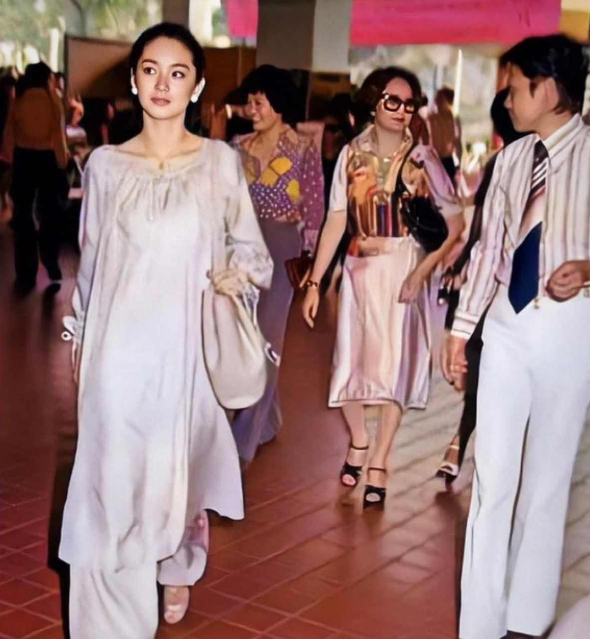 23岁的林青霞!单人逛街,都不带保镖!