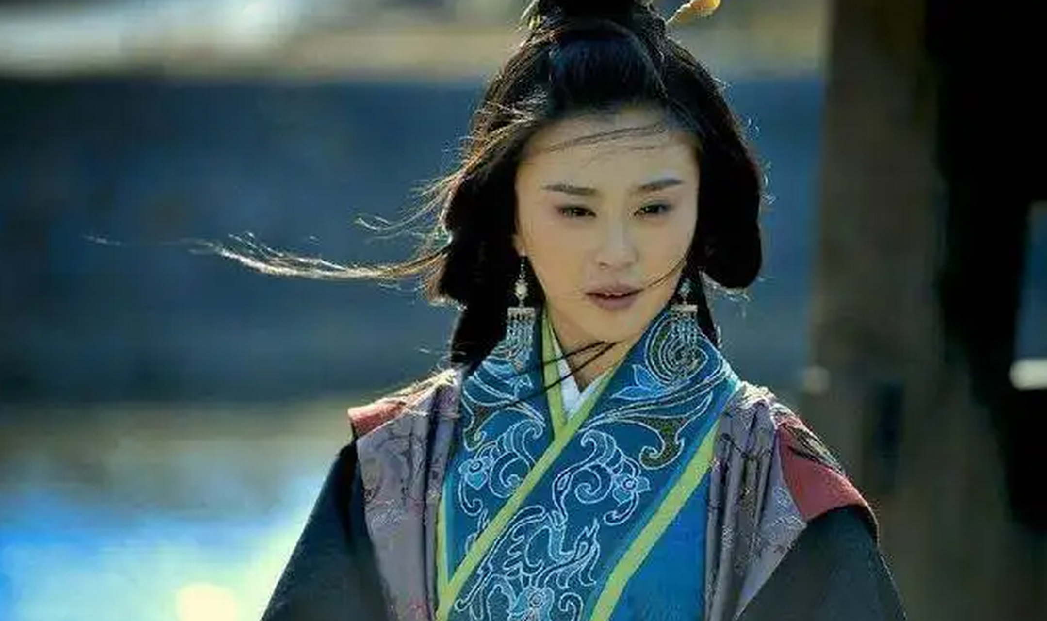 252年,潘皇后照顾完病重的孙权,侧卧在床上睡得正香时,几个宫女悄悄