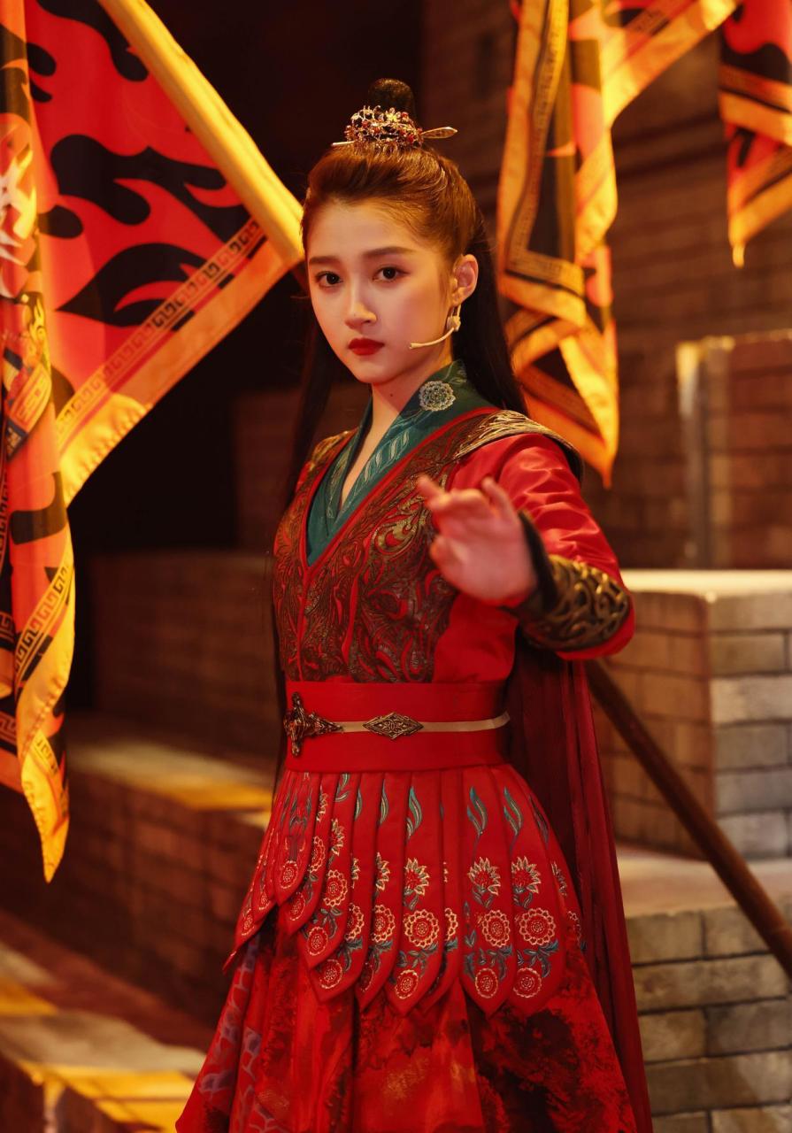 关晓彤《王牌对王牌》再现班婳造型 红衣当舞巾帼立,英姿不让须眉行.