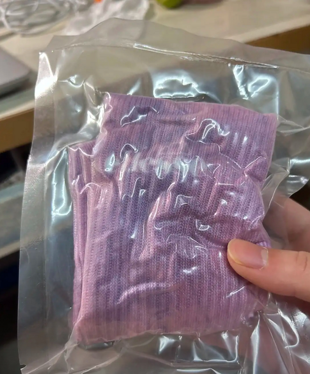 合租室友真奇怪,穿过的袜子还抽真空包装起来.