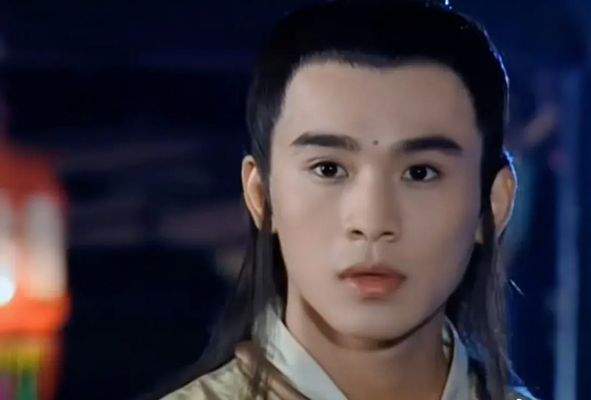 《雪花女神龙》中乔振宇饰演"欧阳明日"一角,制片人执意要给他眉间