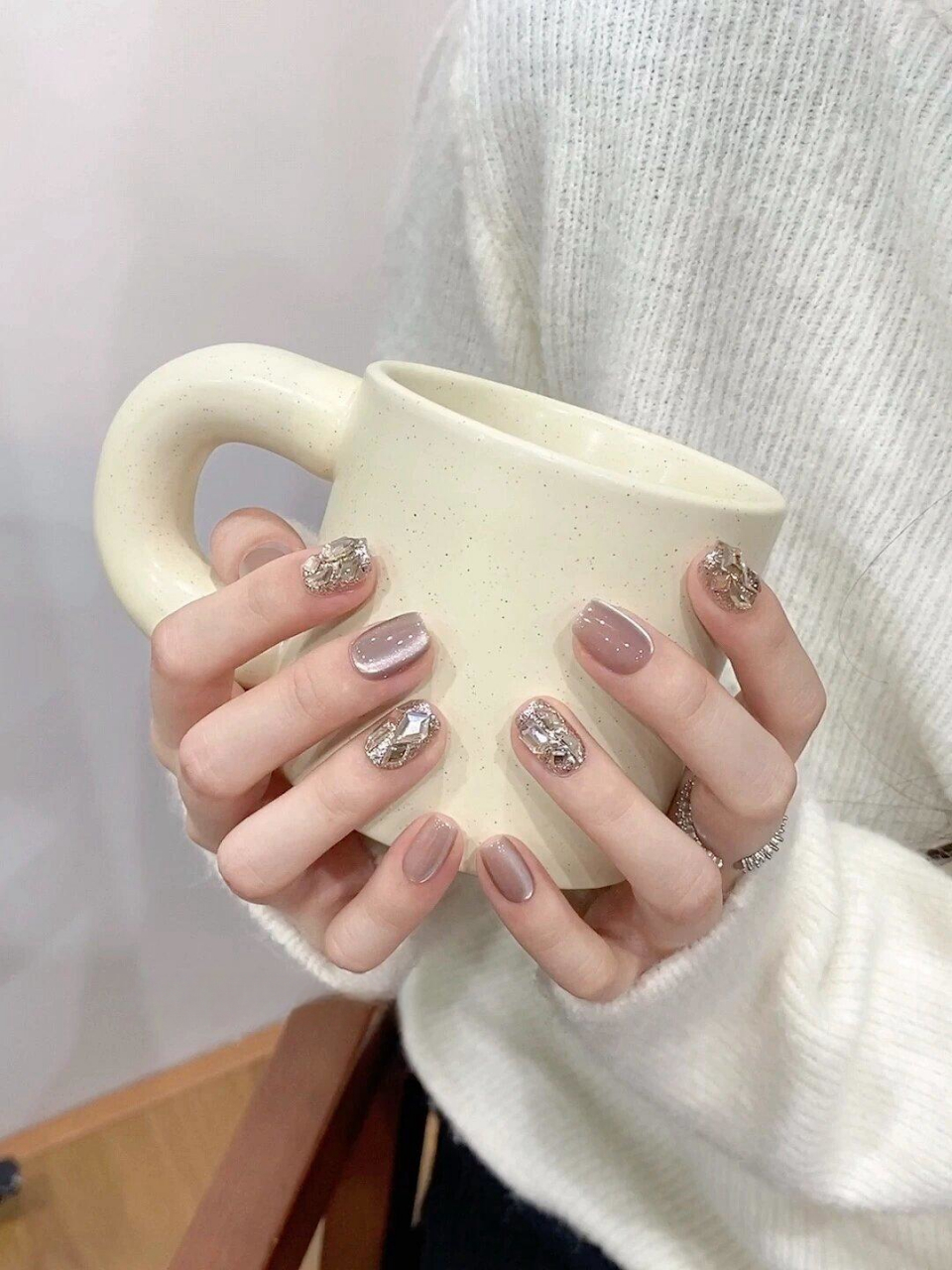 香槟色的玻璃珠猫眼美甲,简约又高级,宛如千金小姐般优雅.