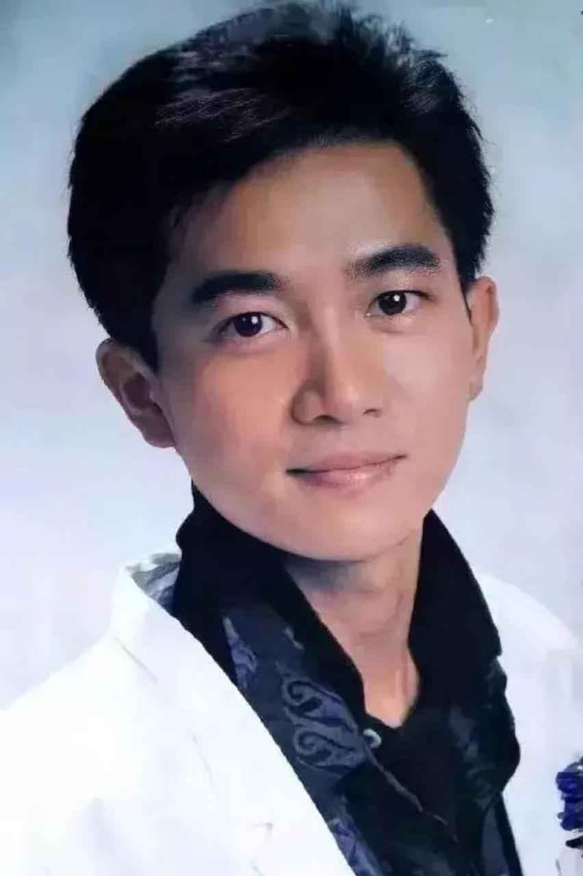 百家号星火计划# 在丹尼陈百强粉丝的眼中,他连后脑勺都是帅的都是