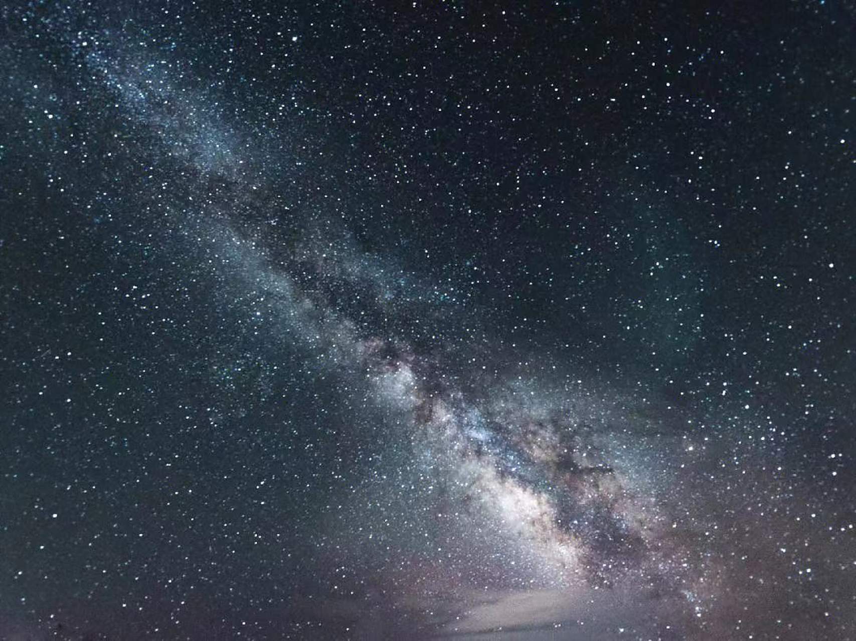 银河在天球勾画出一条宽窄不一的带,称为银道带,它的最宽处达30°,最