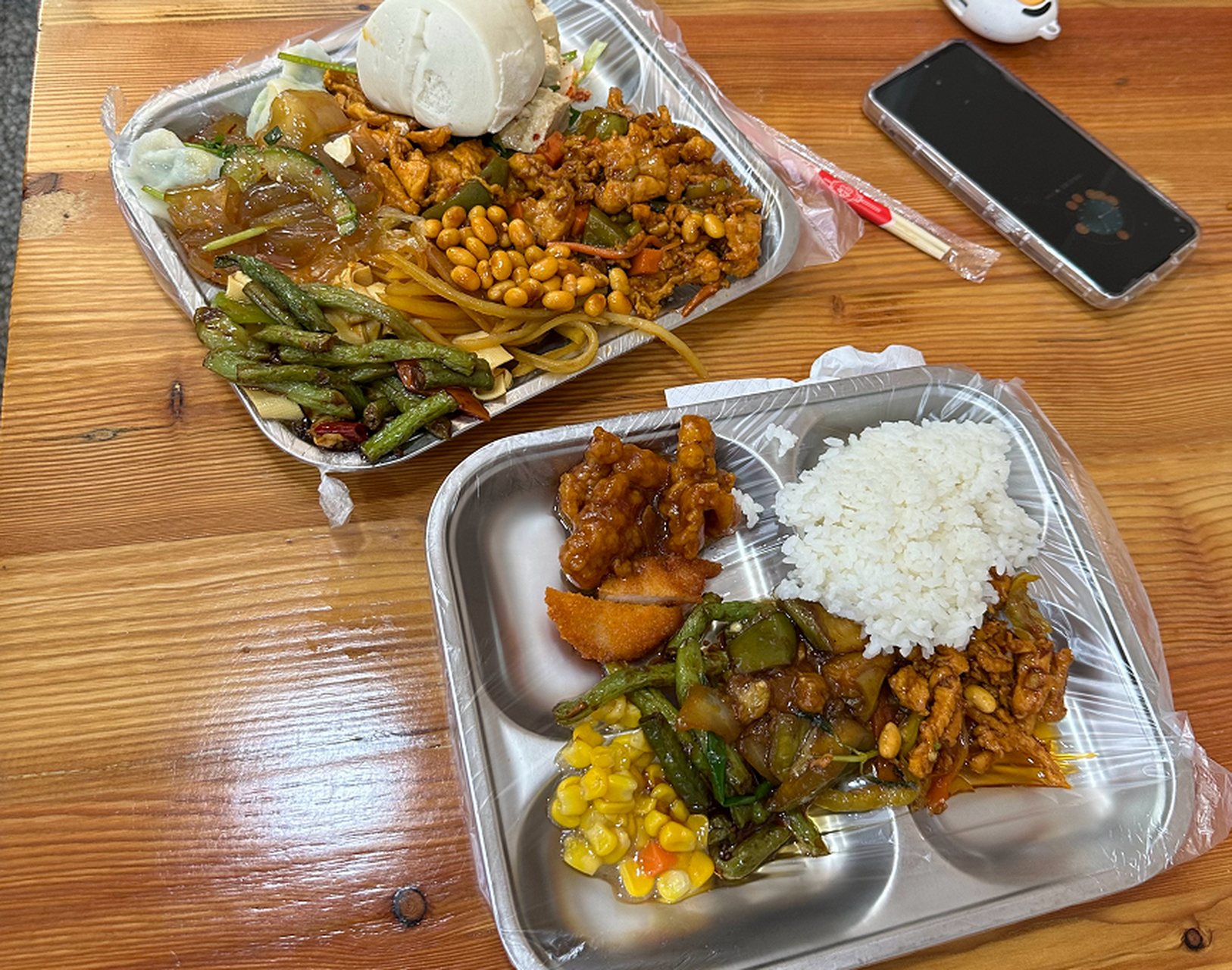 带相亲对象出去逛公园,到了饭点去一家人气很高的快餐店吃自助盒饭.