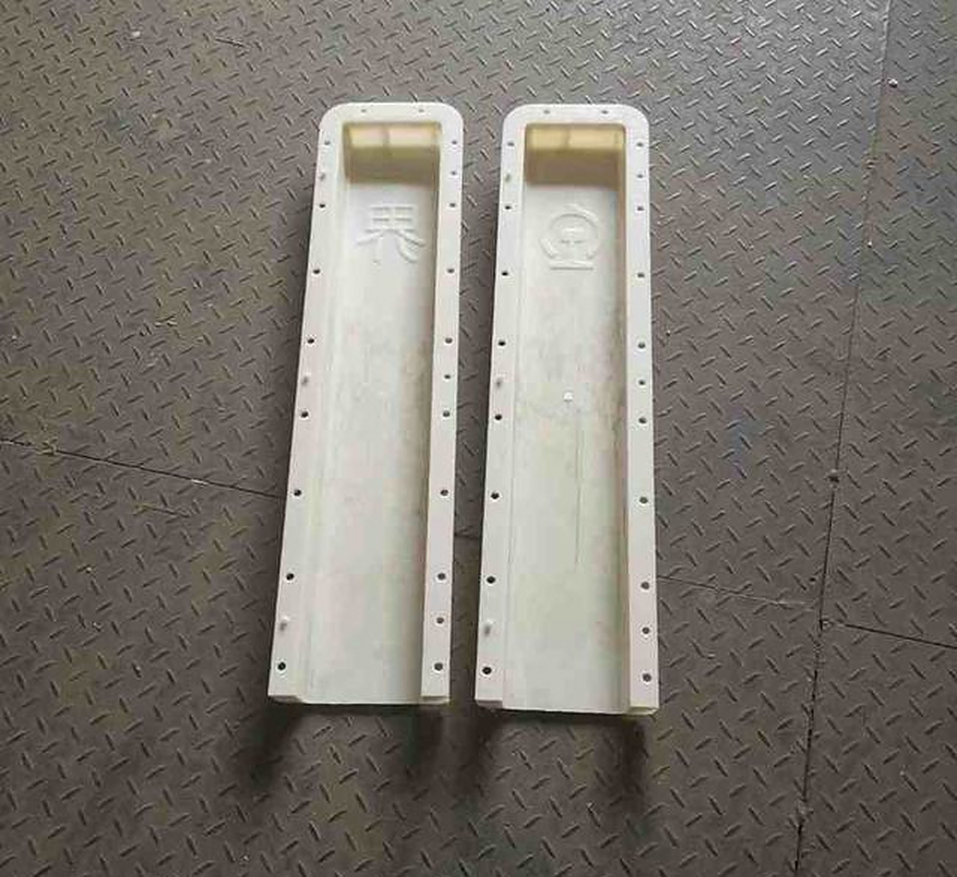 制作水泥标志桩的模具分为两种,一种是标志桩钢模具,一种是标志桩塑料