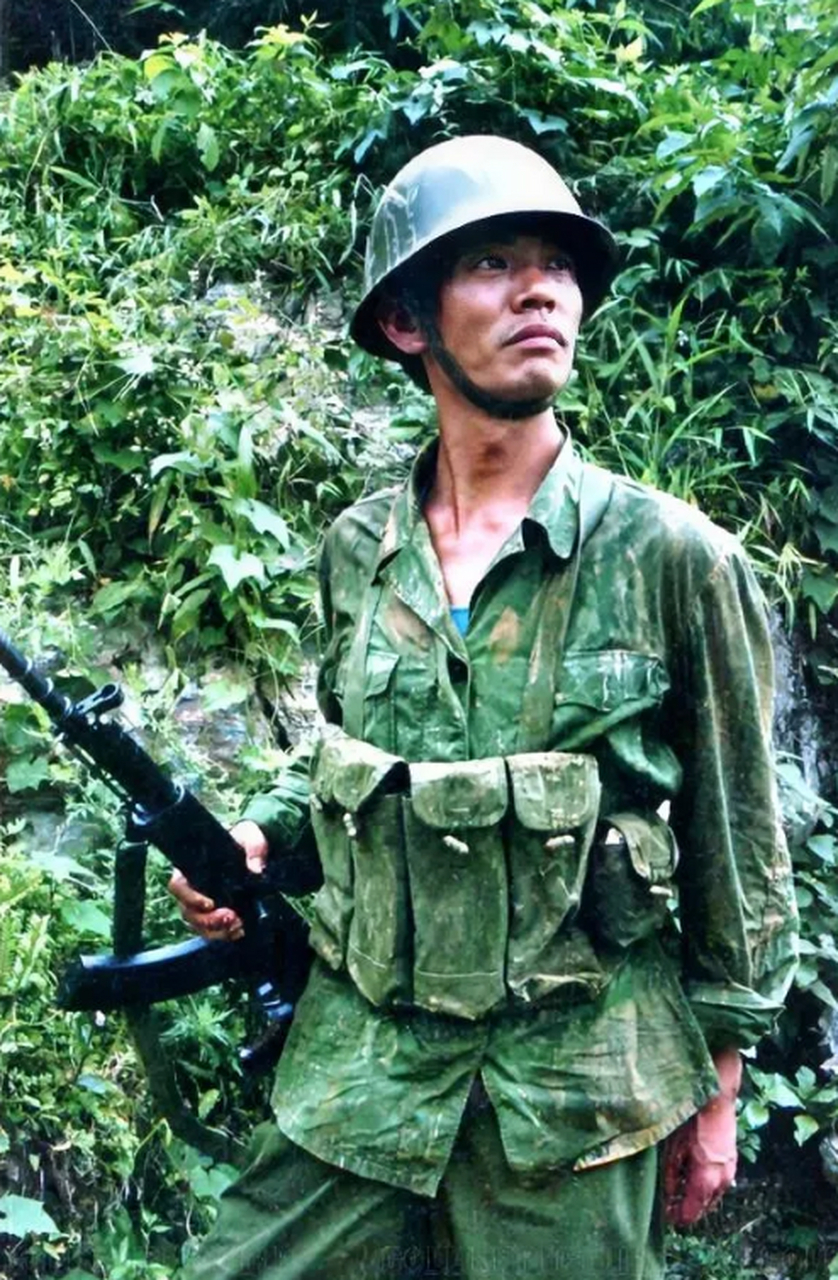 历史老照片: 两山轮战期间,一位解放军战士的留影