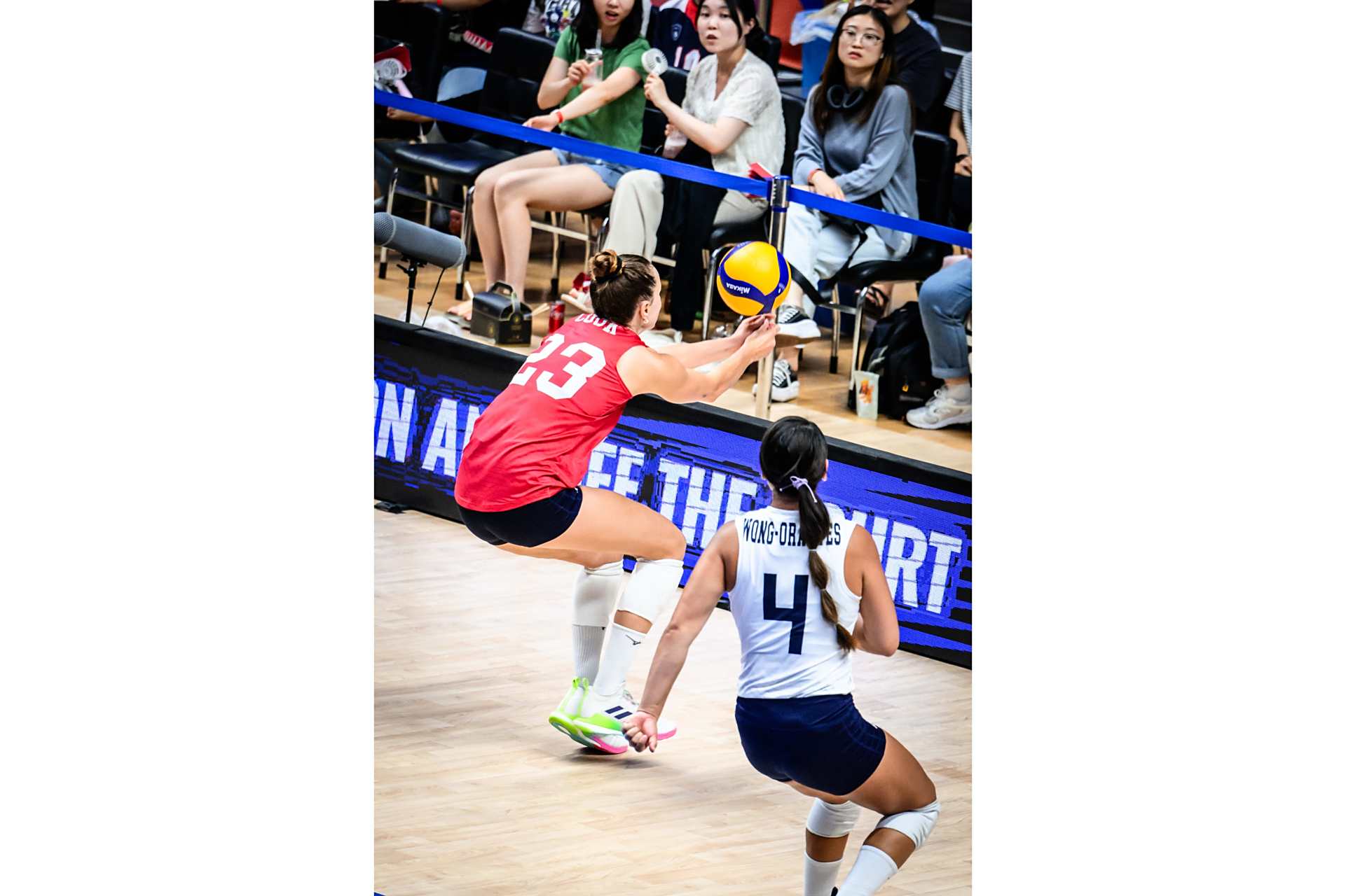 小罗,应该是中国很多排球迷都熟悉的排球运动员,她曾经与朱婷一起在