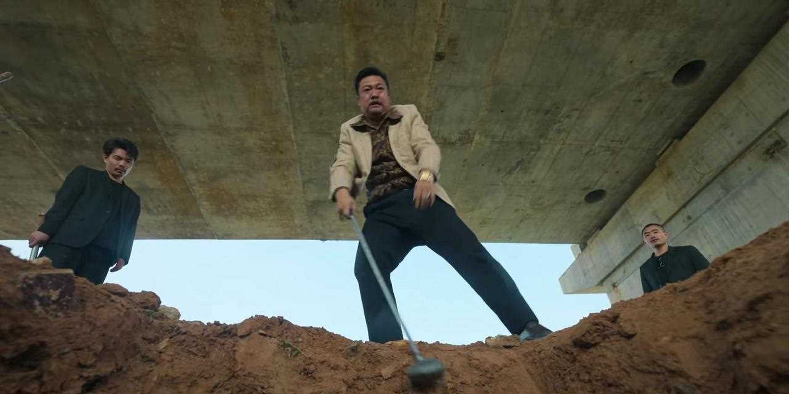 在电视剧《狂飙》中,贾冰饰演一个黑社会老大.