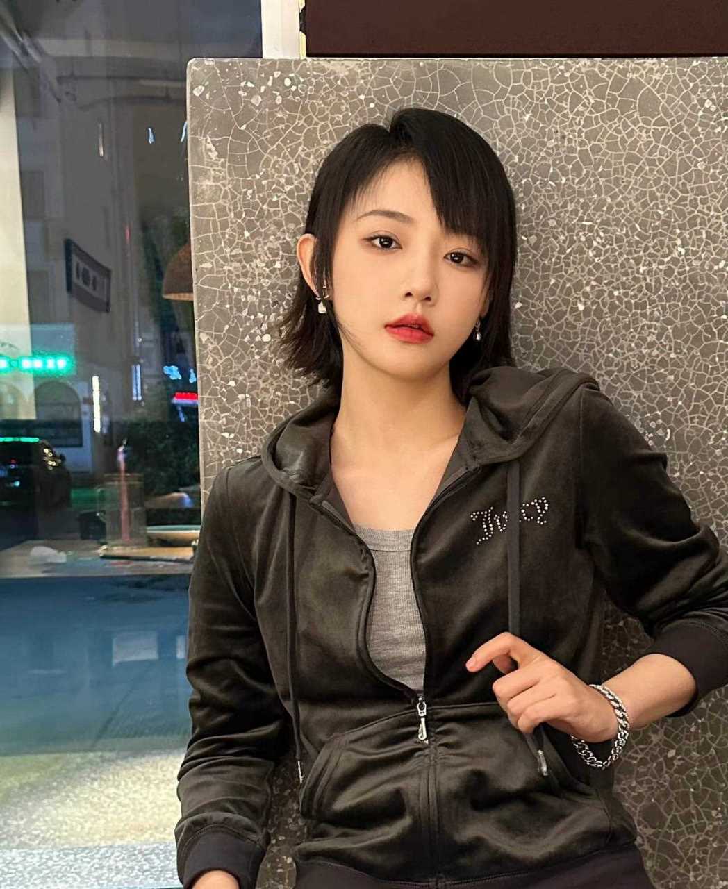 吴佳怡身穿黑色运动连帽外套,化身甜酷美少女,俏丽短发格外吸睛.