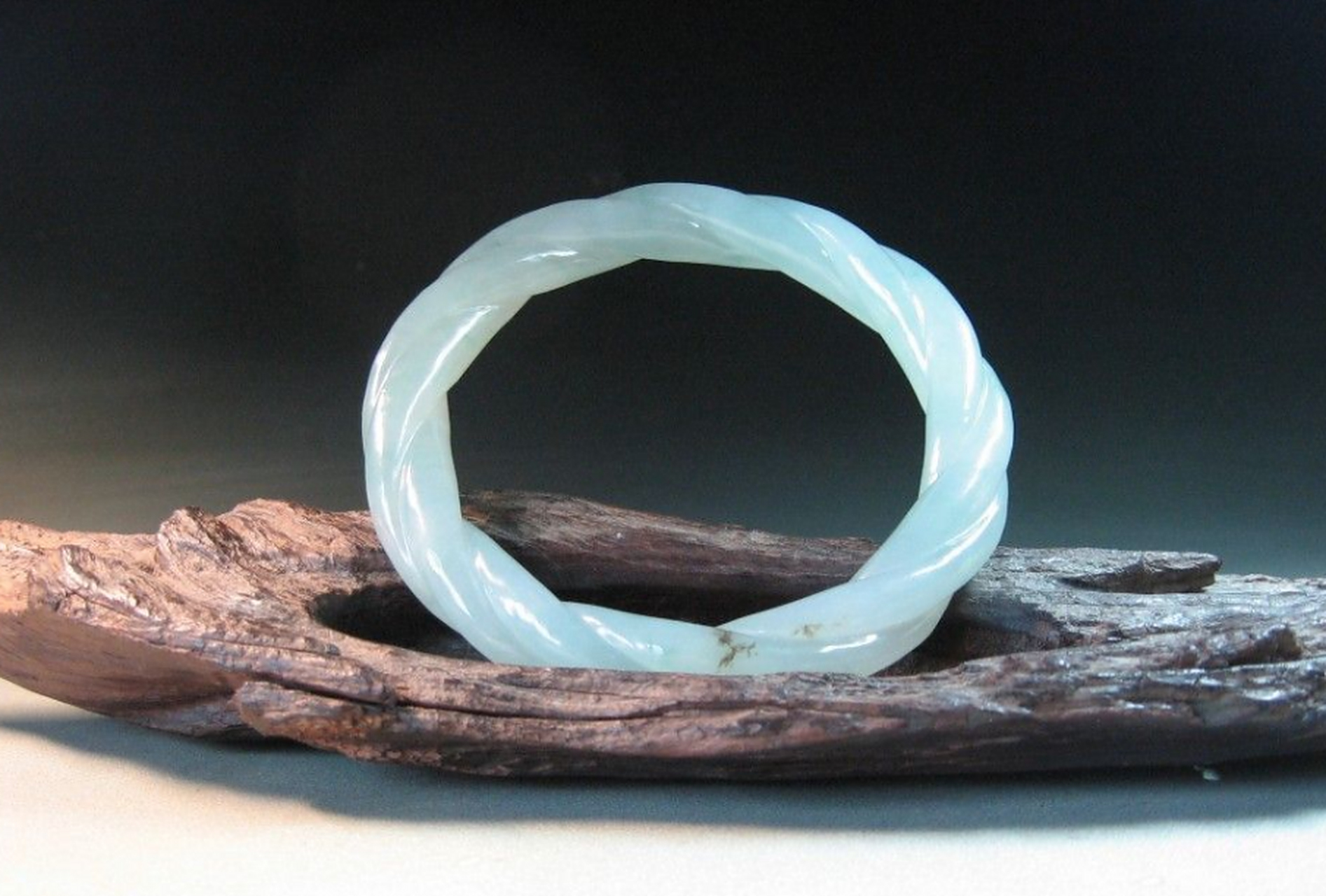 翡翠麻花手镯 #翡翠麻花手镯# 又叫绞丝手镯,最初在金饰中常用,是一种