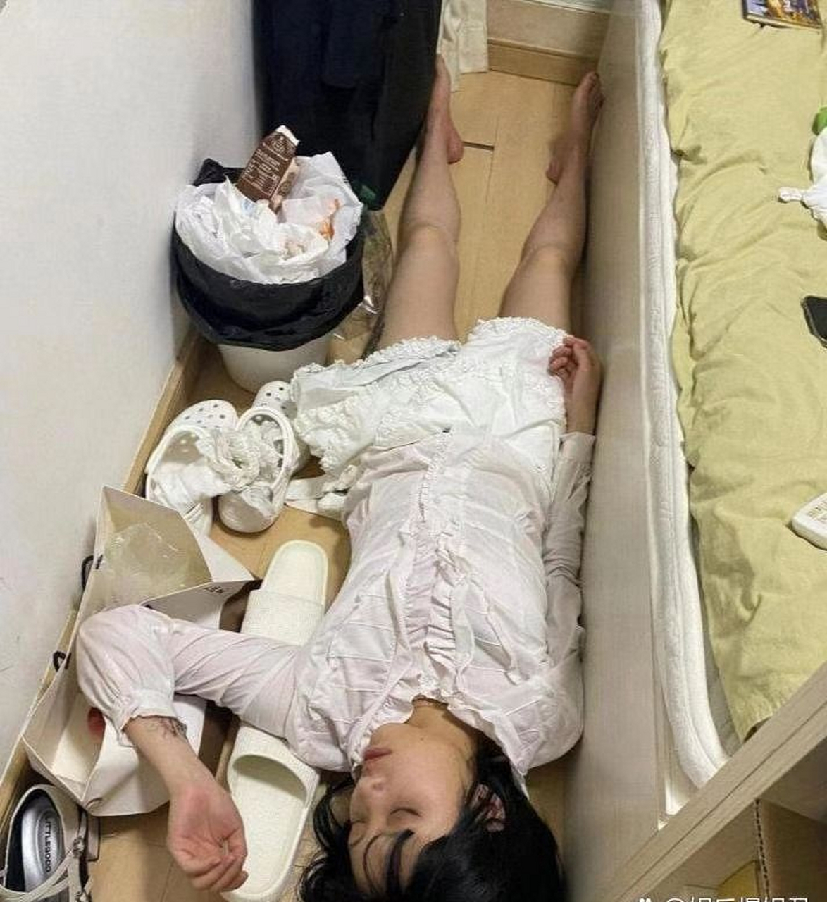 女朋友闺蜜失恋喝醉了,赖在家里不走了,现在就我俩该怎么办?