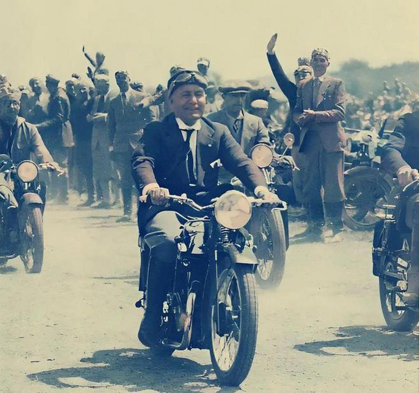 1922年,贝尼托·墨索里尼骑着摩托车参加意大利的摩托车比赛,他作为