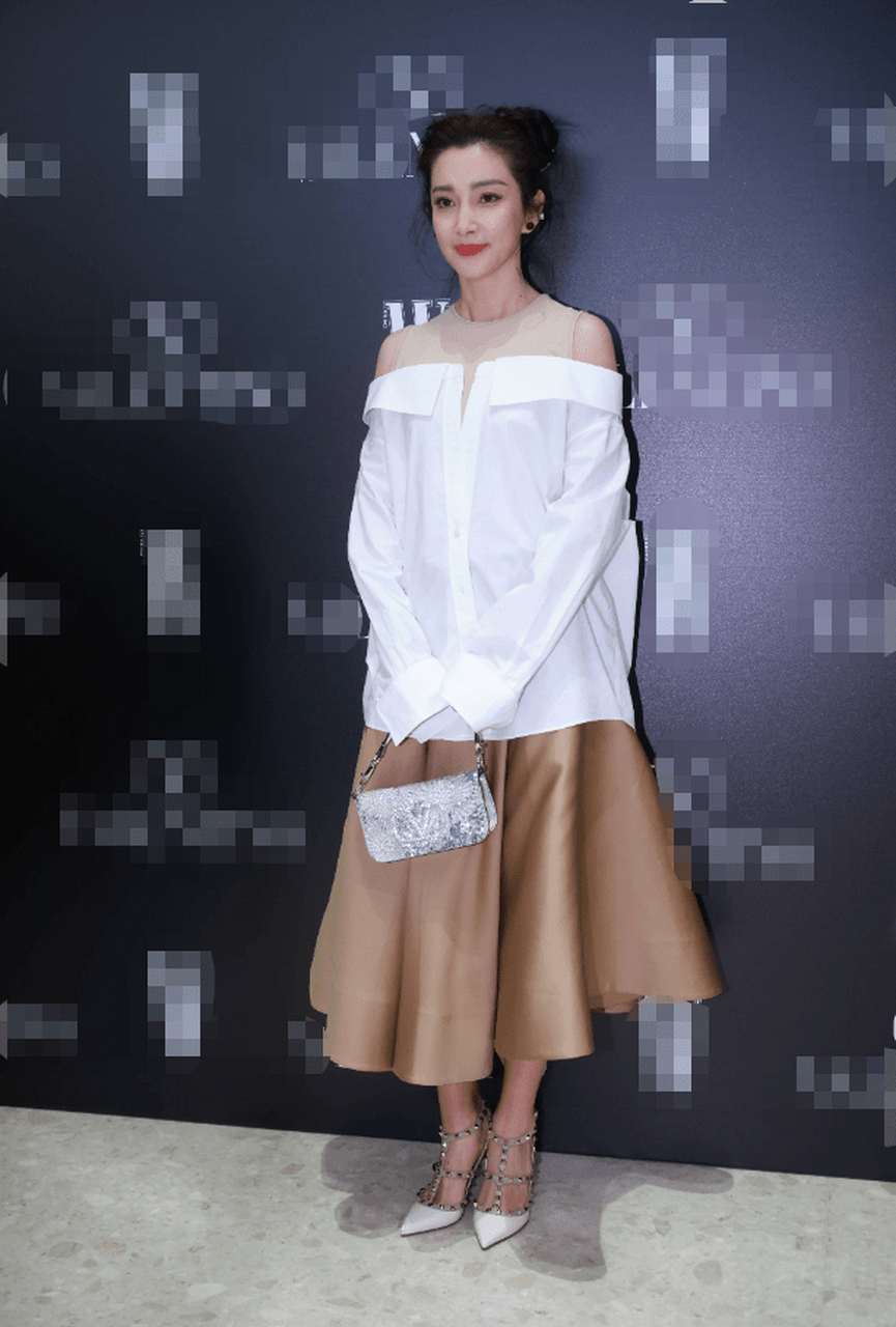 李冰冰相上海出席活动,扎着双丸子头,身穿拼接衬衫搭配驼色半裙,时尚