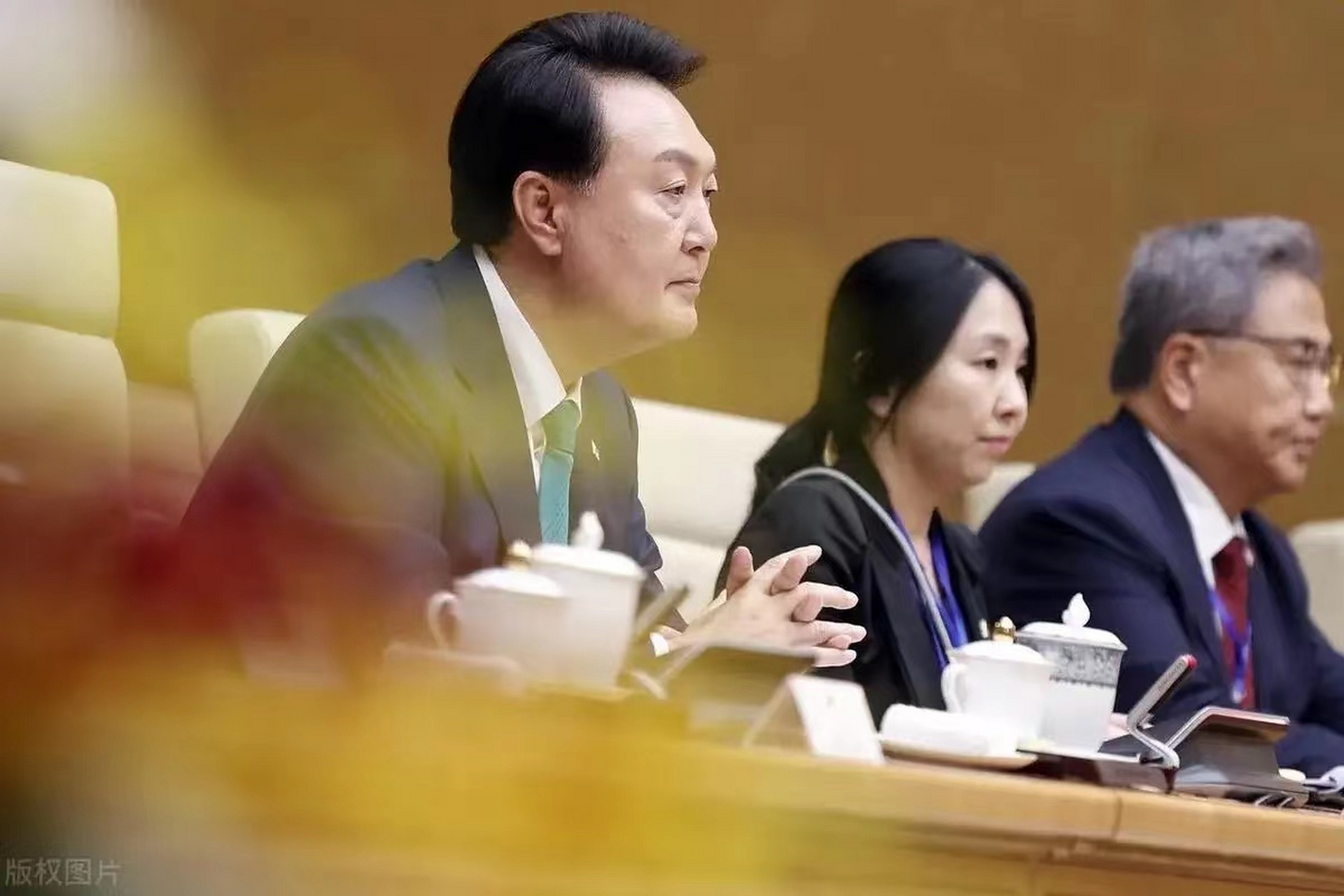 尹熙月一直亲美,对中国不友好,甚至干涉中国内政.