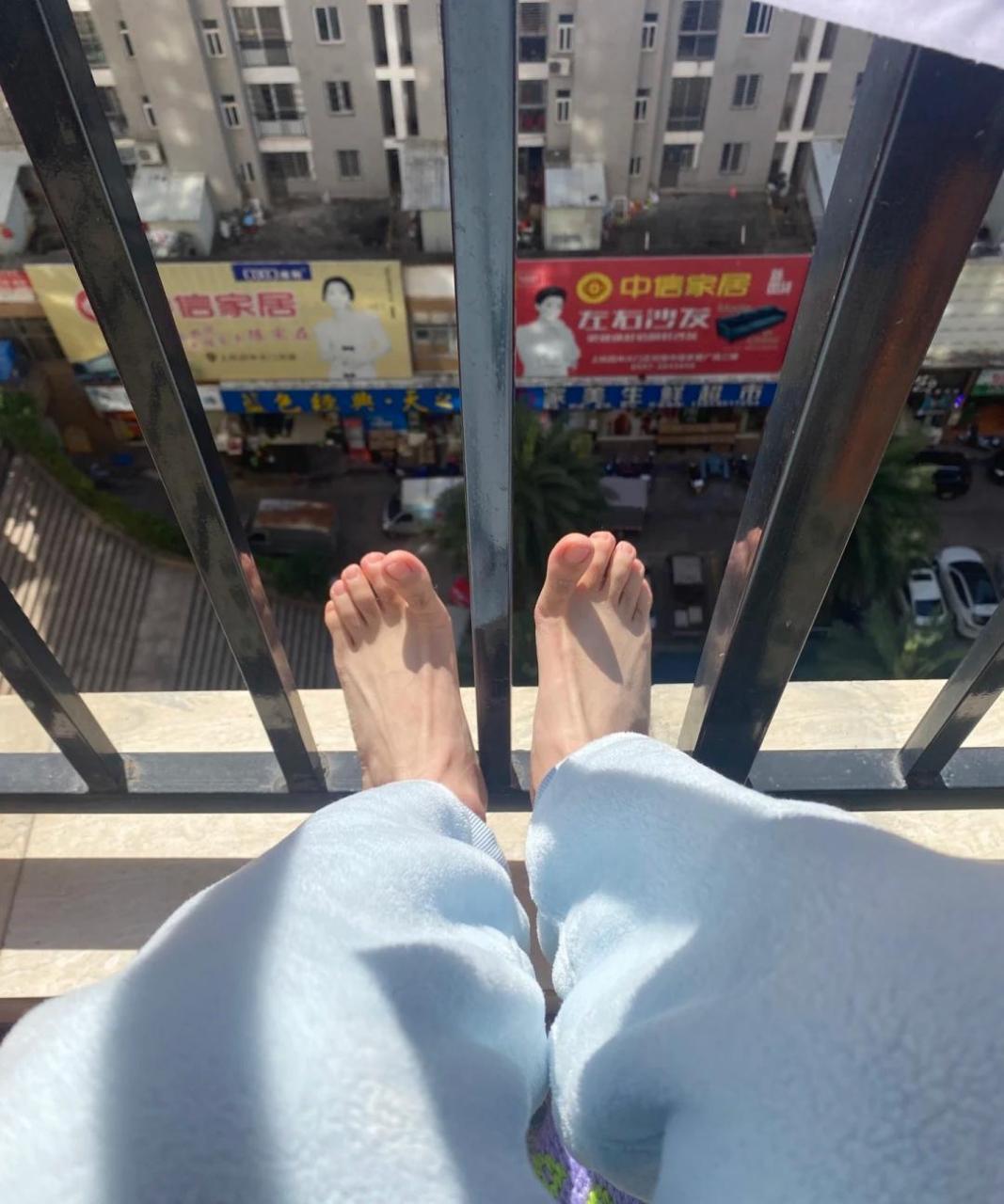 楼下邻居会正在吃饭,我在阳台晒脚,听见下面女主人说我们家吃咸鱼!