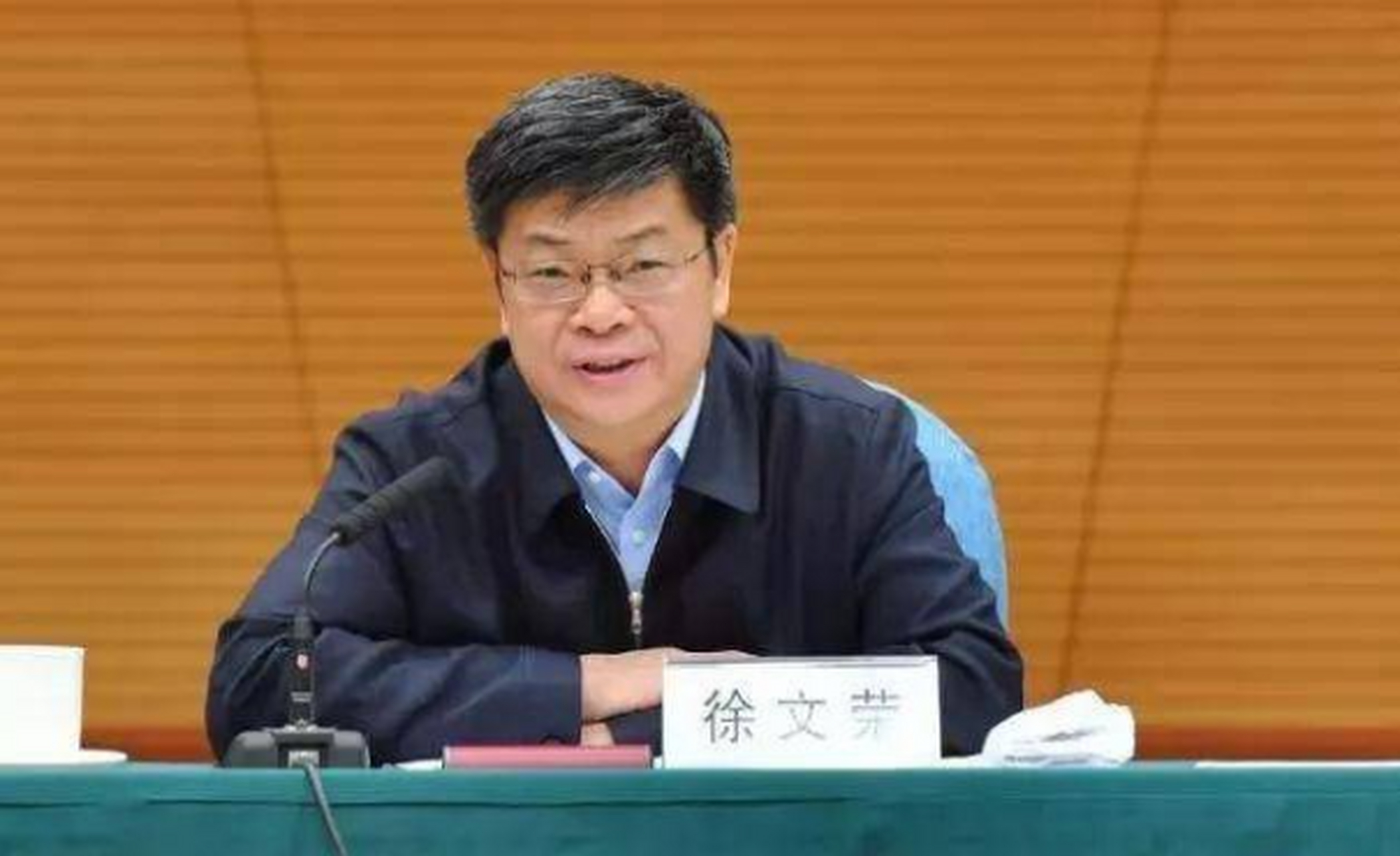 徐文荣曾在中石油和中国海运总公司担任多个职务,年薪高达百万