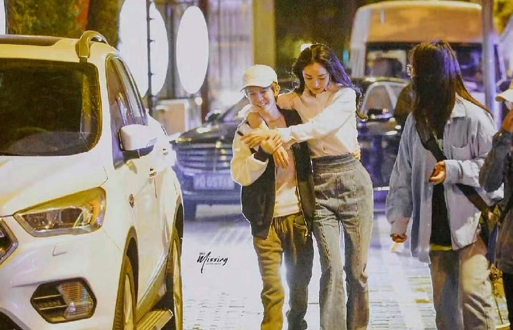 杨幂和郭敬明的关系非常亲密,他们可以勾肩搭背,甚至让他搂着腰!