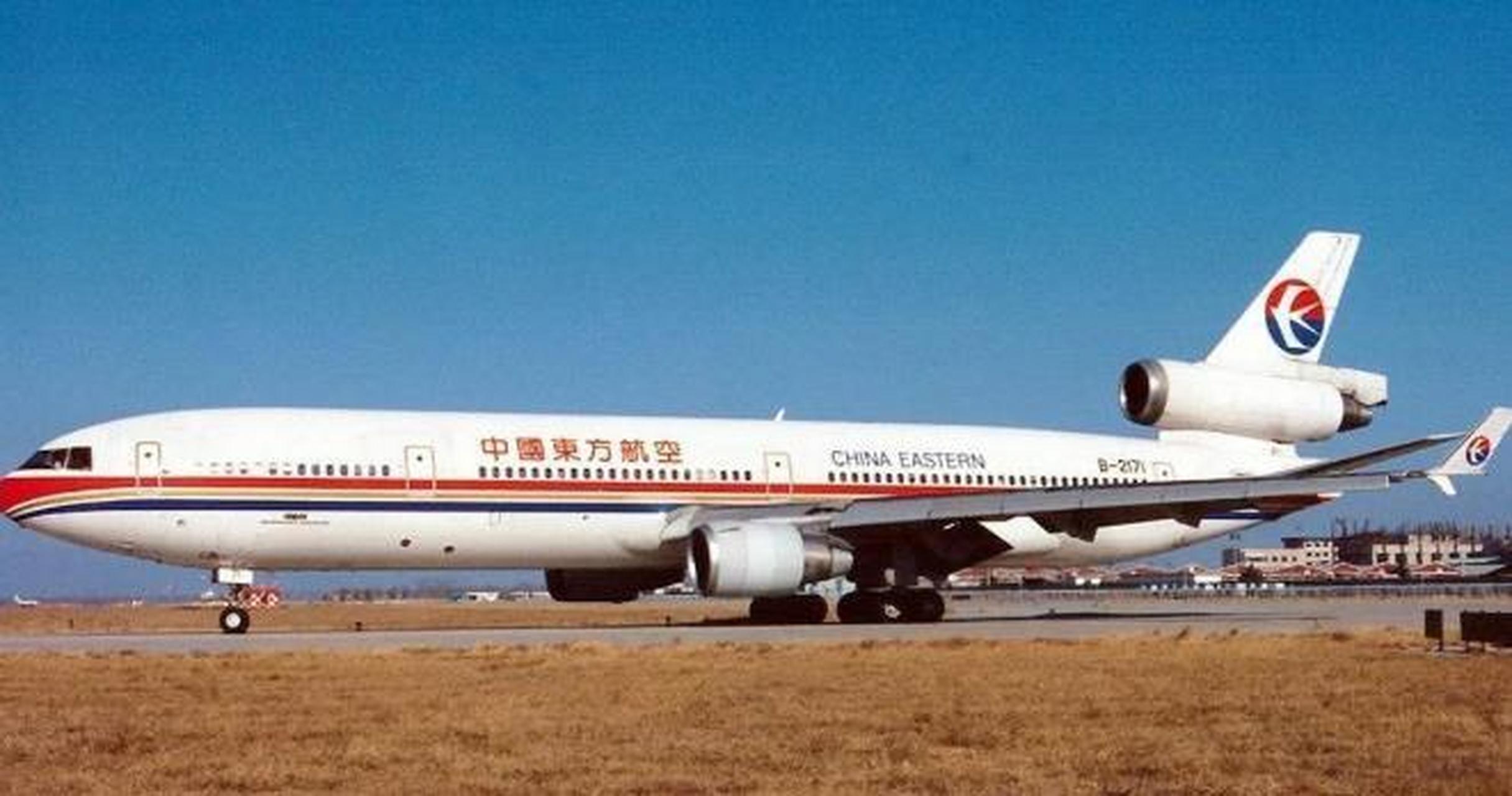 1993年,东航583客机发生故障,紧急迫降到一座美国军用机场,成功化解了