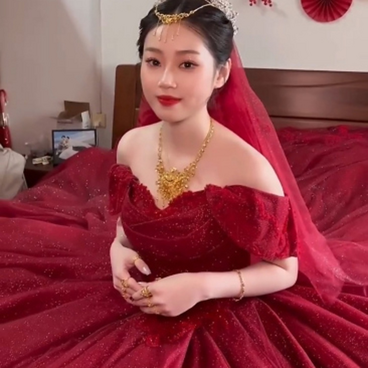 新娘妥妥的长着一张旺夫脸,五官搭配的太漂亮了