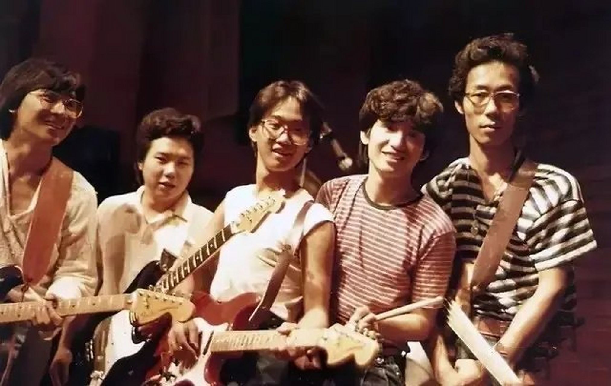 值得一提的是,beyond这个名字是邓炜谦起的.