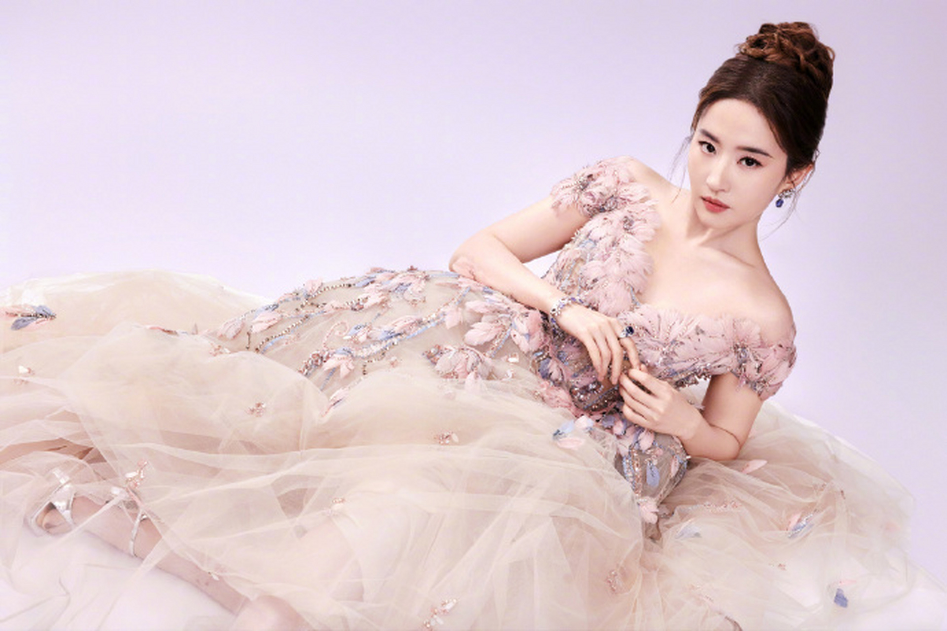 近日,刘亦菲身穿一袭elie saab 2023秋冬高定礼服出席高级珠宝晚宴