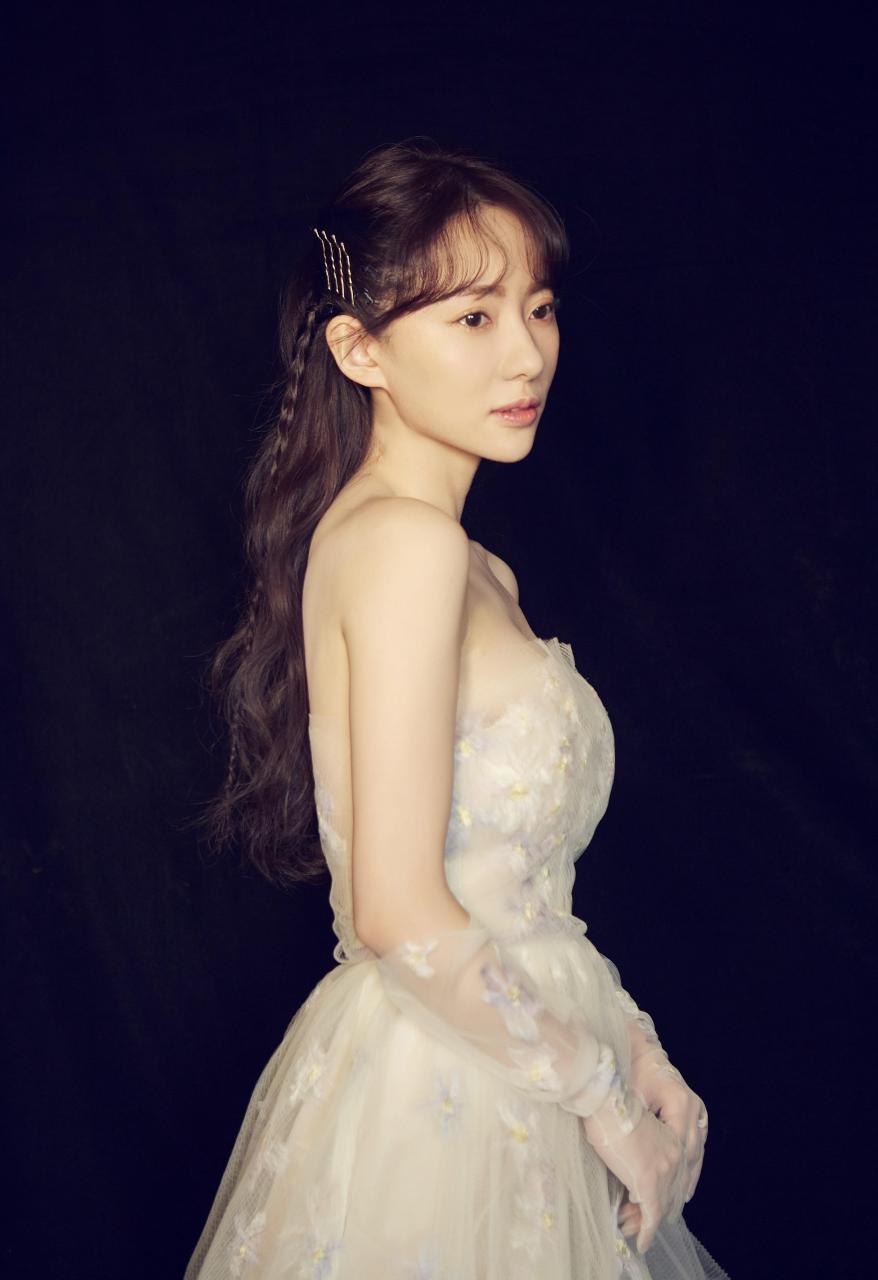 90后大连女演员刘萌萌,唯美抹胸长裙,靓丽甜美 90后大连女演员刘萌萌