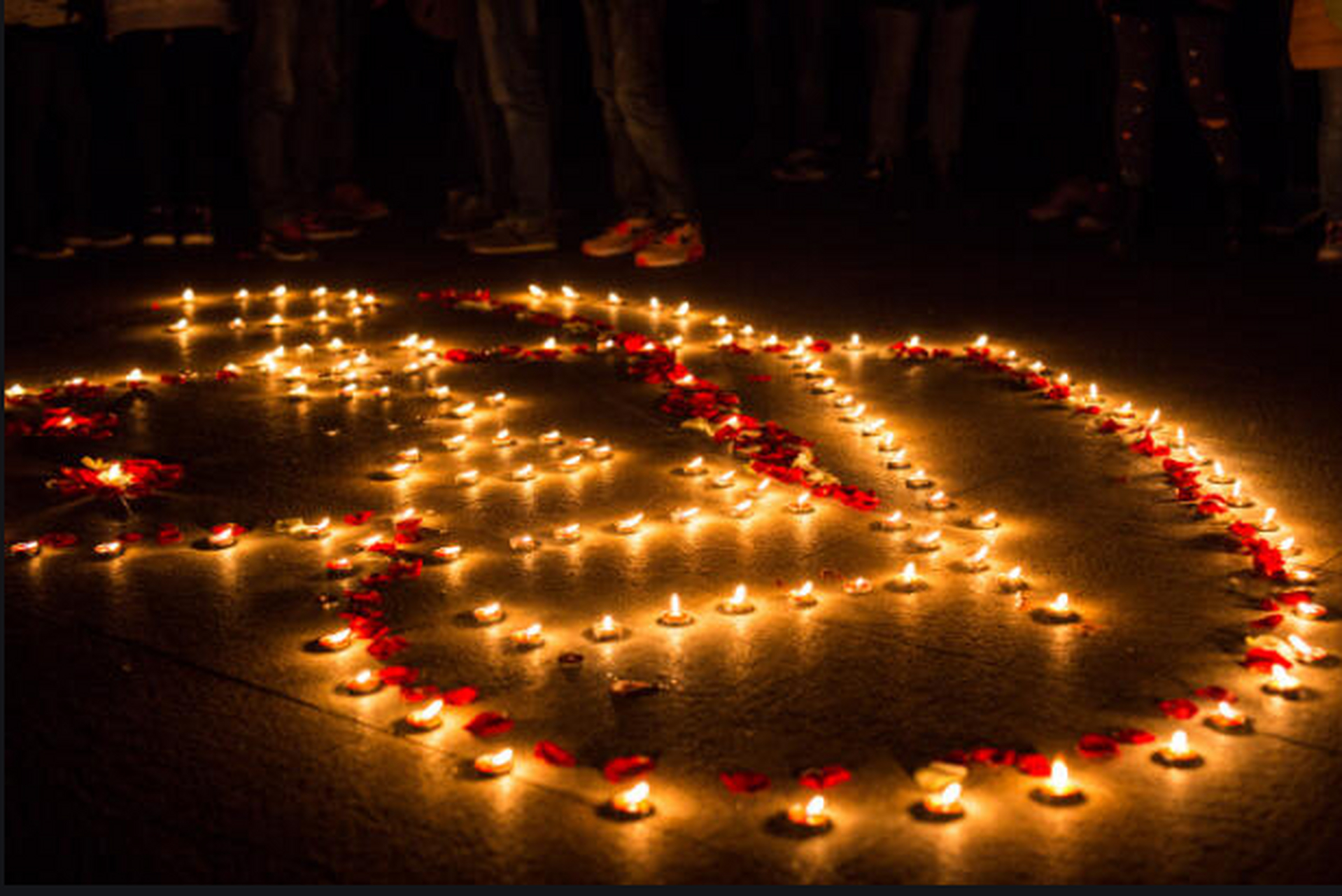 在操场上把蜡烛摆成心形,并买了一大束的红玫瑰,我想象着这次表白一定