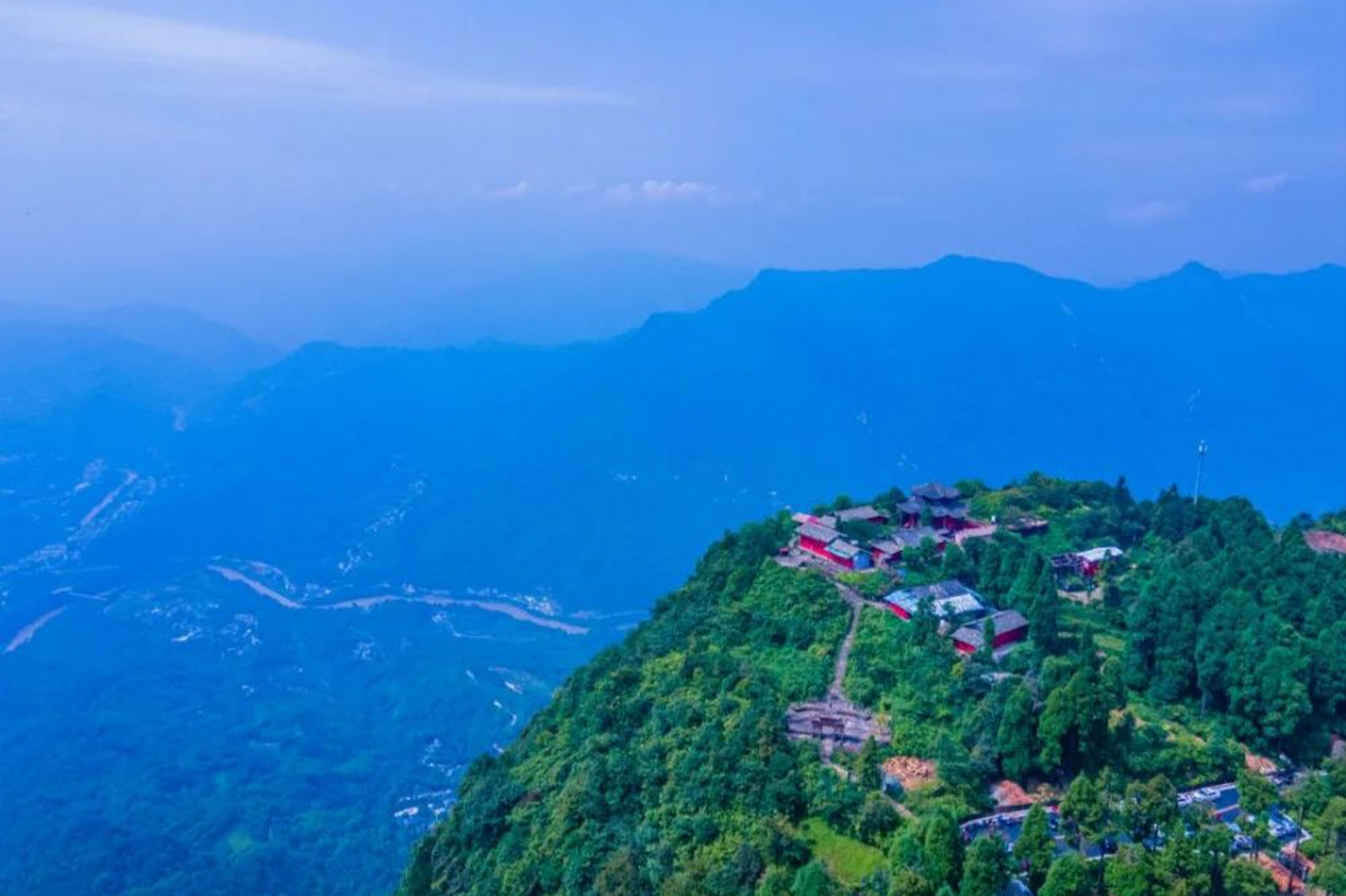 雅安周公山,古时候叫蔡山,据《诸葛亮集》引《南中志》记载:"蔡山在雅