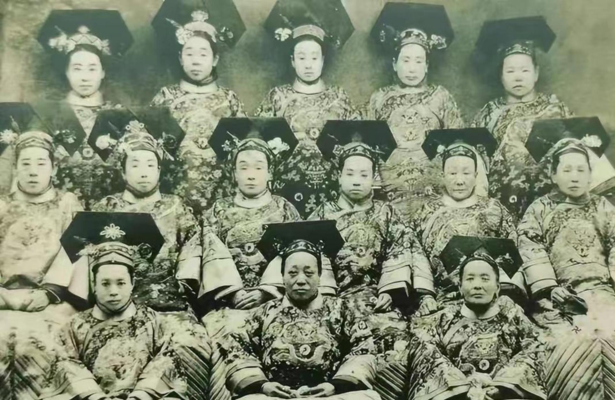 清末时期的后宫嫔妃大合影,端坐c位的是端康皇贵妃!