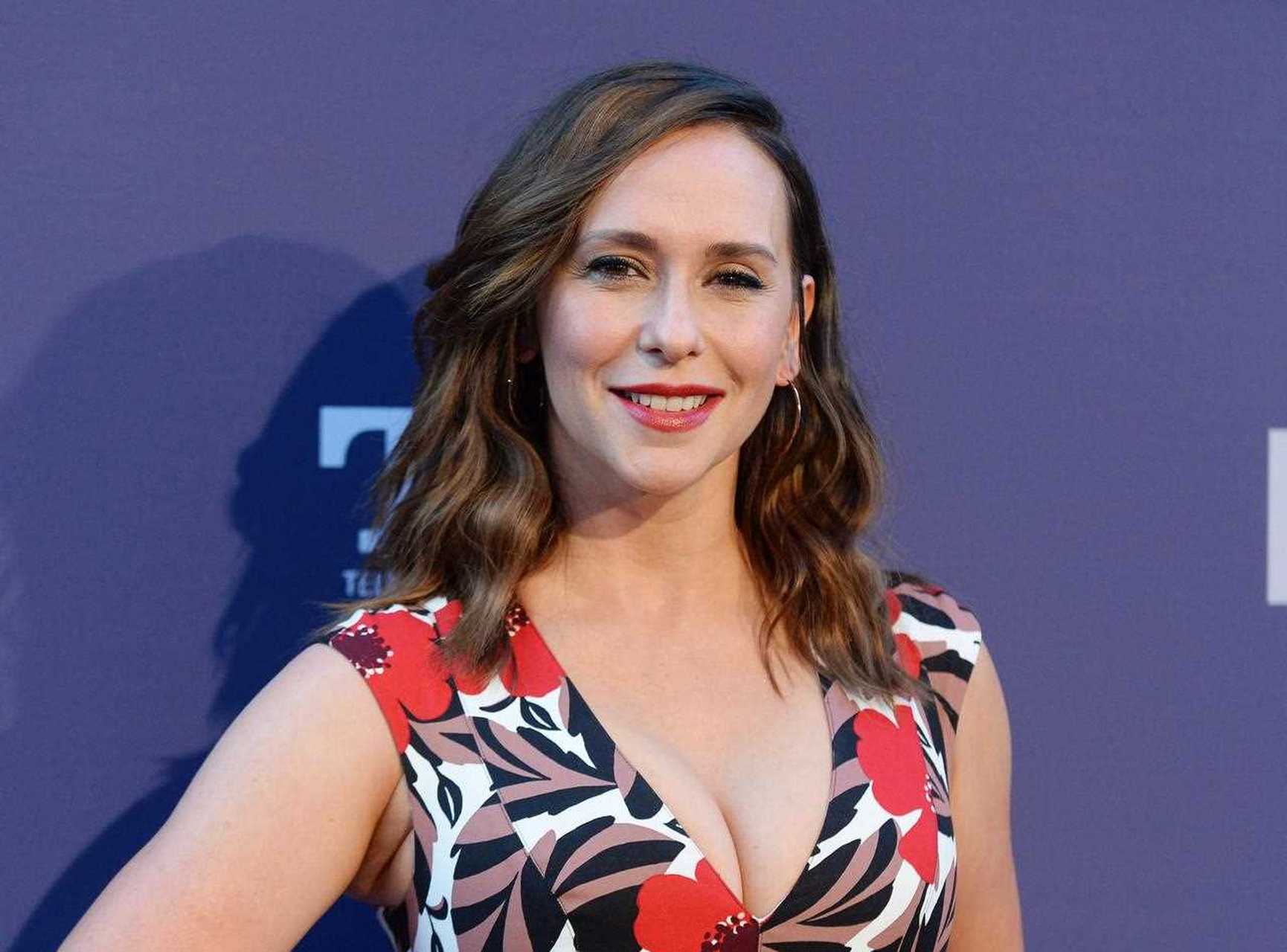 今晚是詹妮弗·洛芙·休伊特作为前紧急调度员麦迪·巴克利回归的夜晚