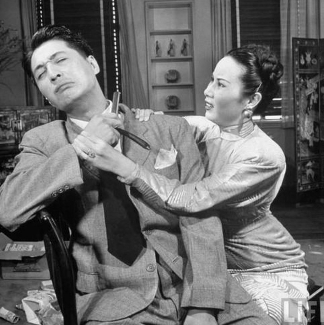 1947年,喜剧电影《假凤虚凰》的海报,由当时的"金童玉女"石挥加李丽华