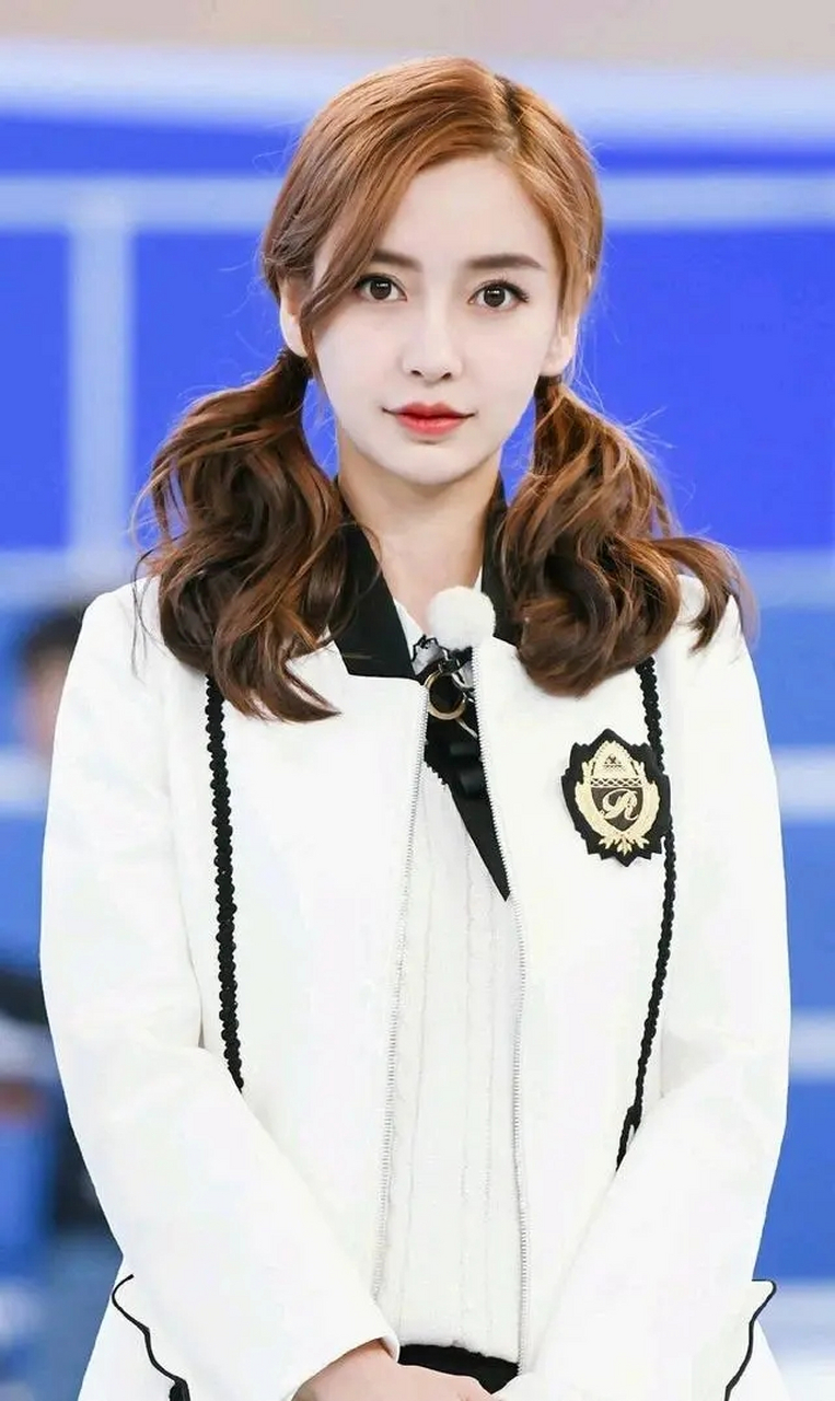 angelababy新造型好美!穿白色卫衣扎双马尾,青春俏皮似18岁