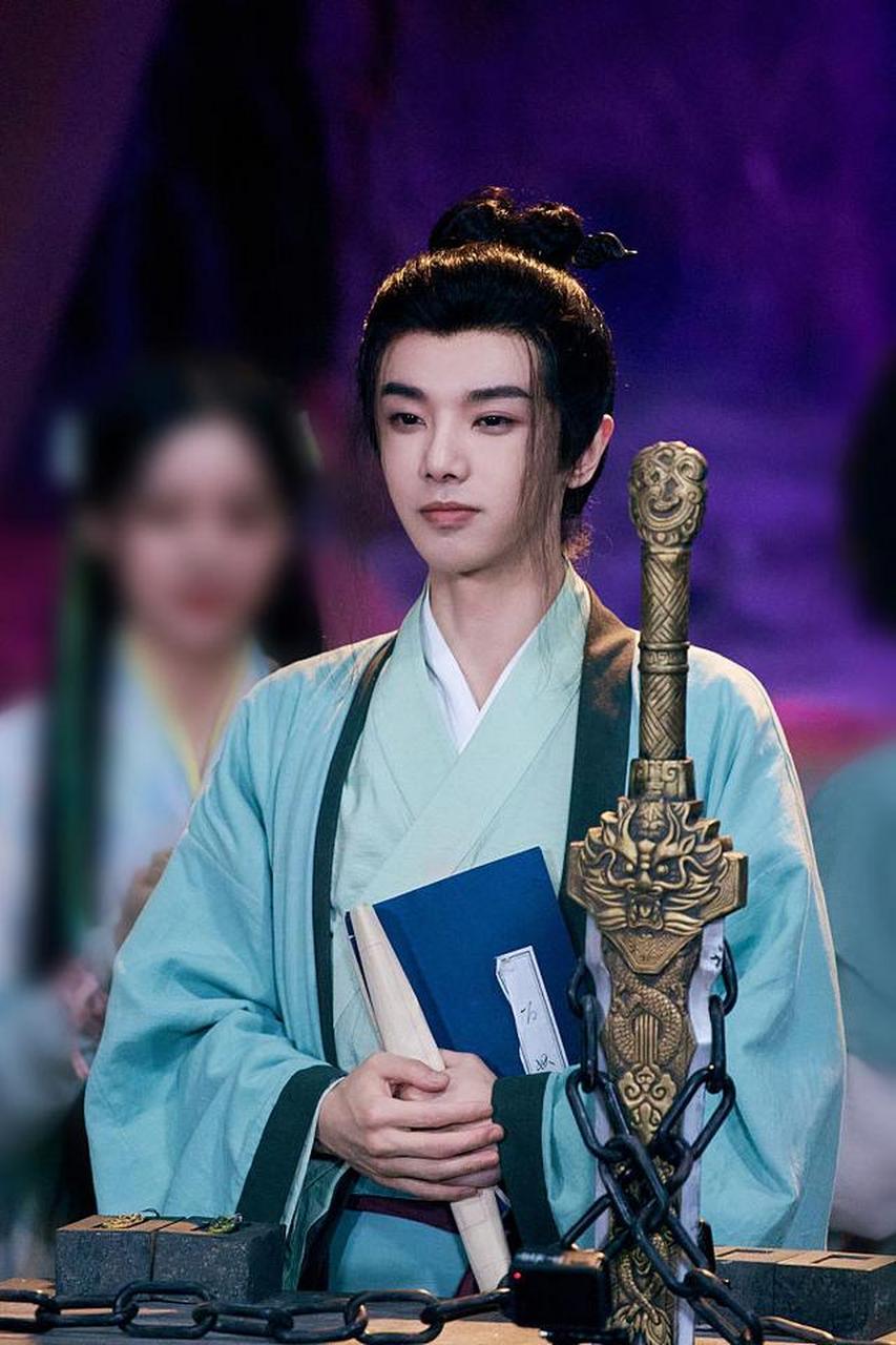 华晨宇《王牌对王牌》最新一期舞台照 cos酒剑仙古风造型惹眼