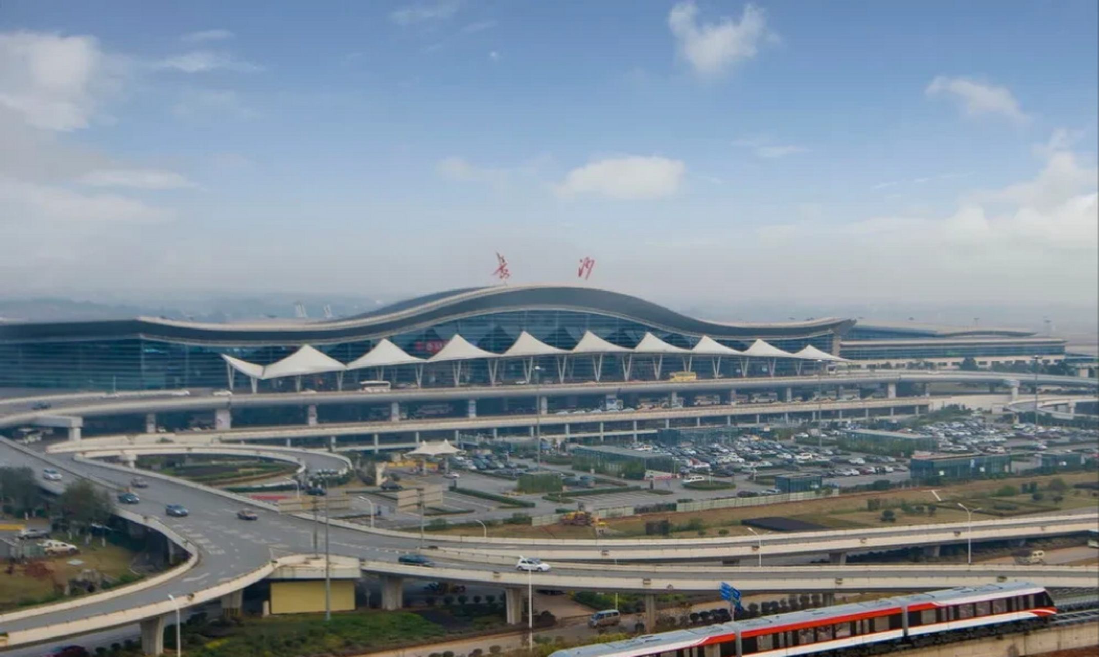 前五个月,长沙黄花机场率先在中部地区实现旅客吞吐量突破一千万,把